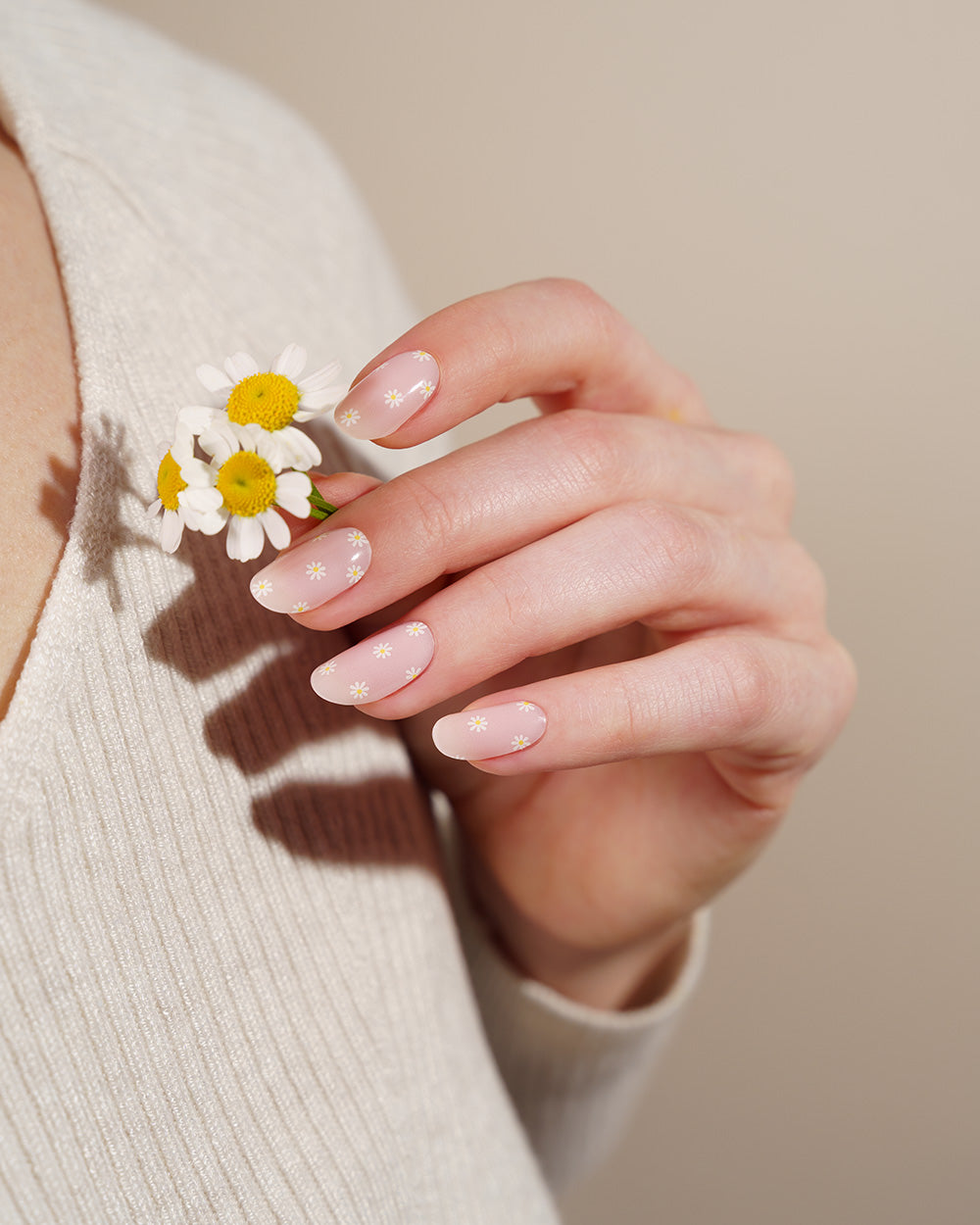 maniko-daisies-uv-uv-gel-strips-g-nsebl-mchen-semi-transparent image 2