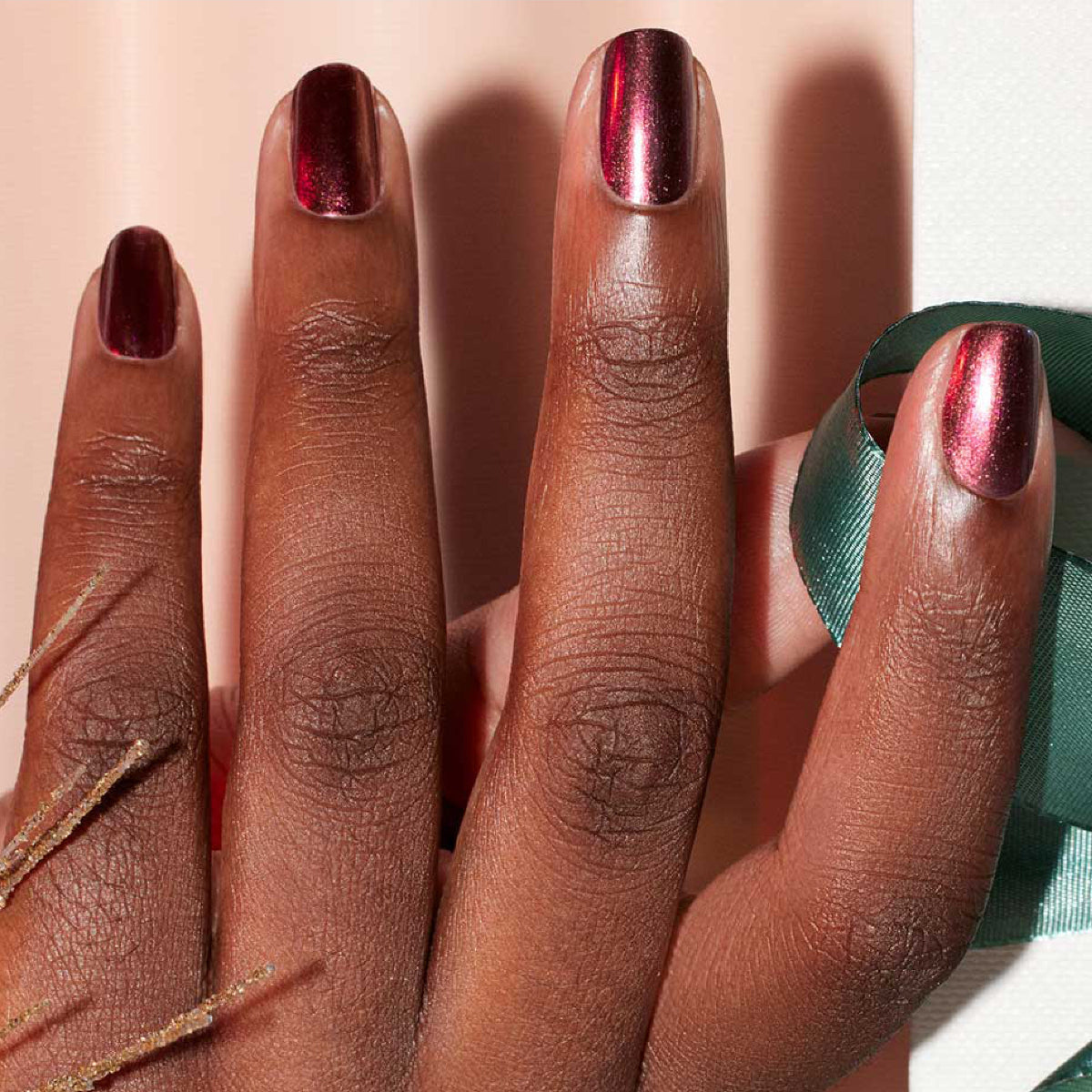 manucurist-green-flash-utopia-semi-permanenter-nagellack-kupferbraun-metallic image 3