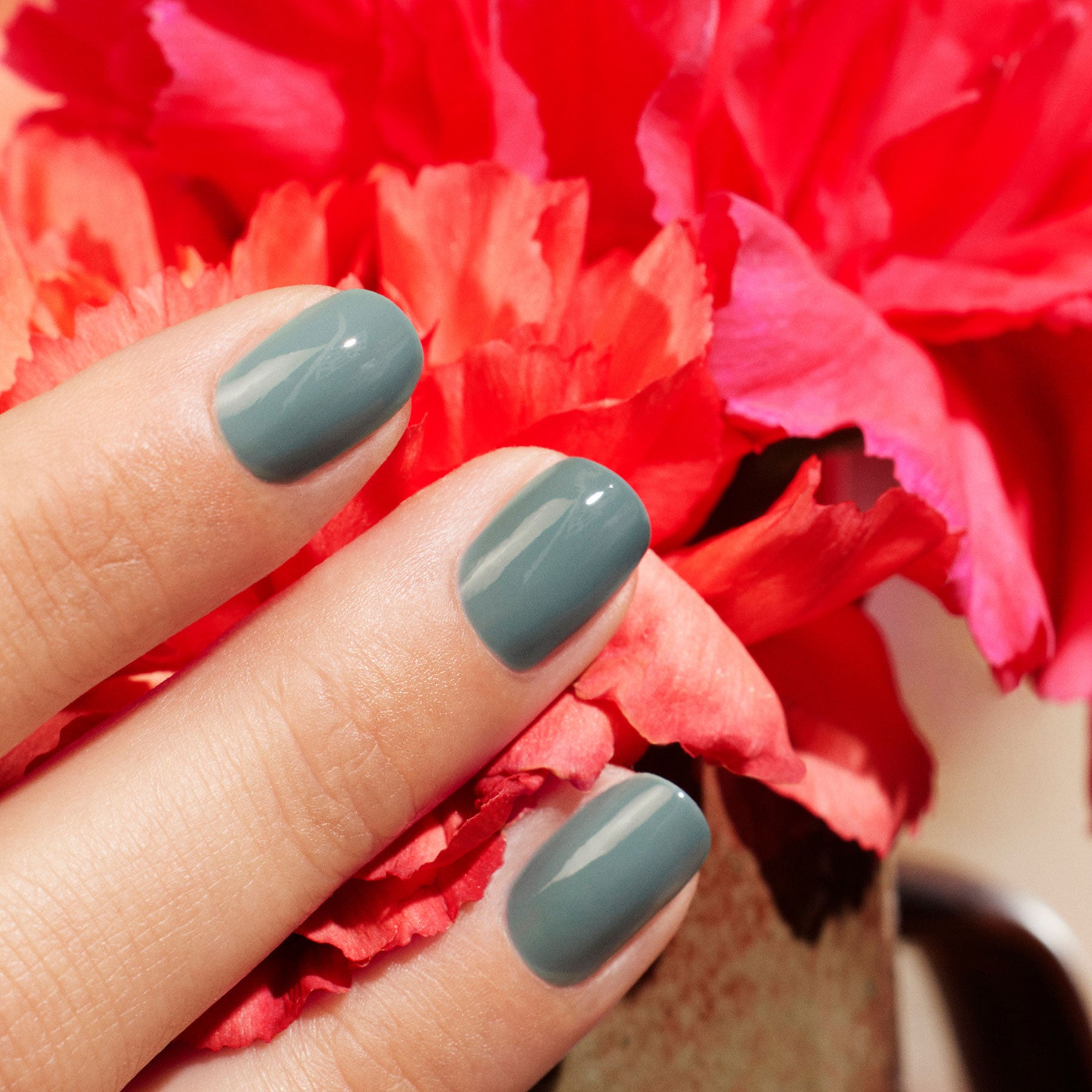 manucurist-green-nagellack-sauge-salbeigrau image 3