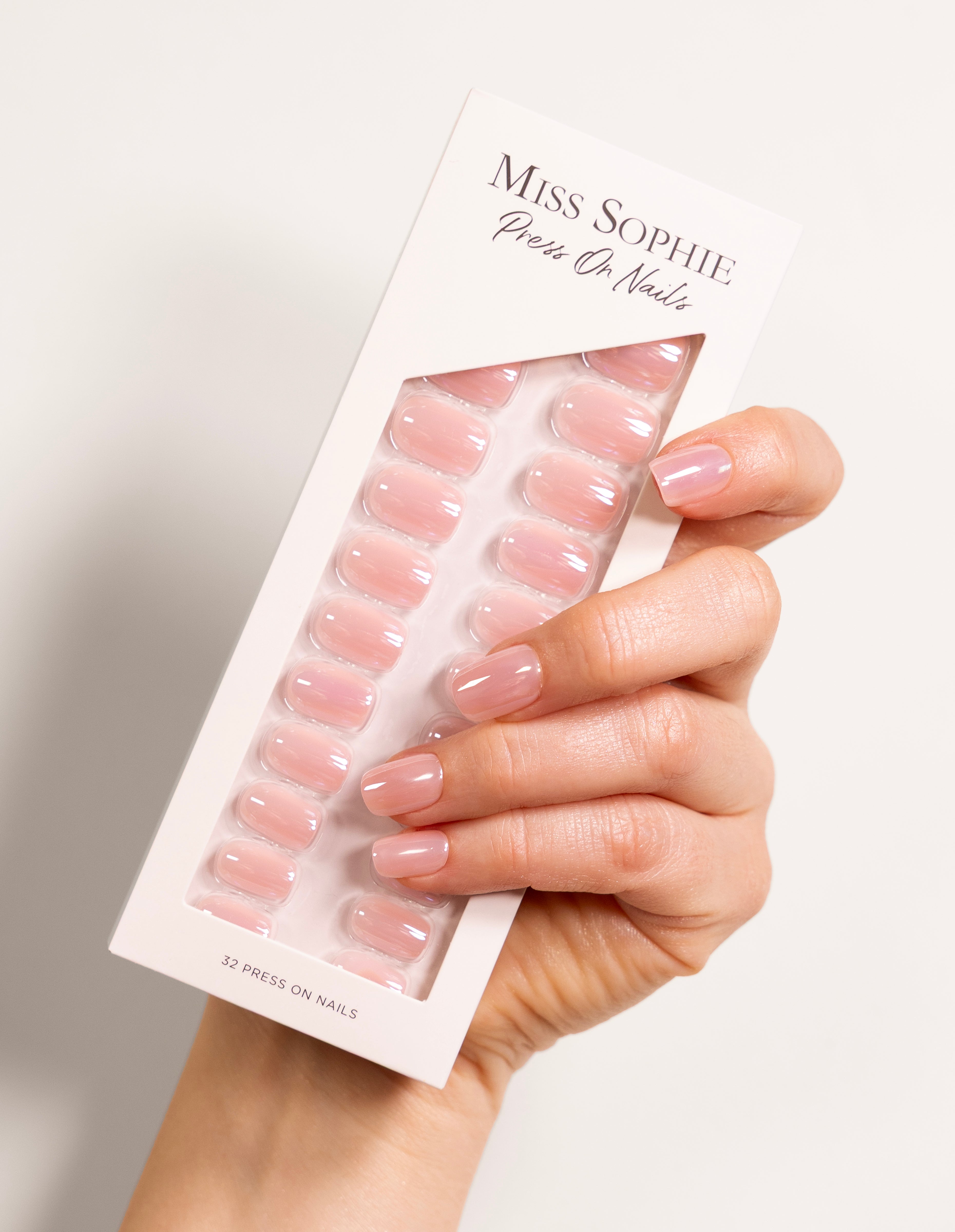 miss-sophie-glazed-pink-press-on-nails-short-square-ros-glanz image 3