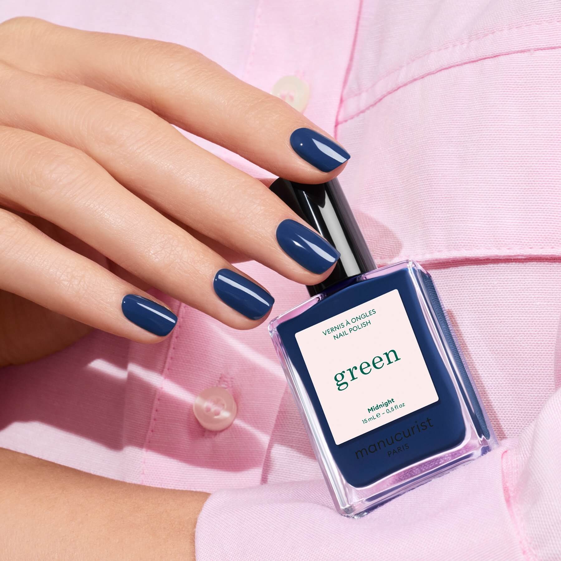 manucurist-green-midnight-dunkelblau-nagellack image 3