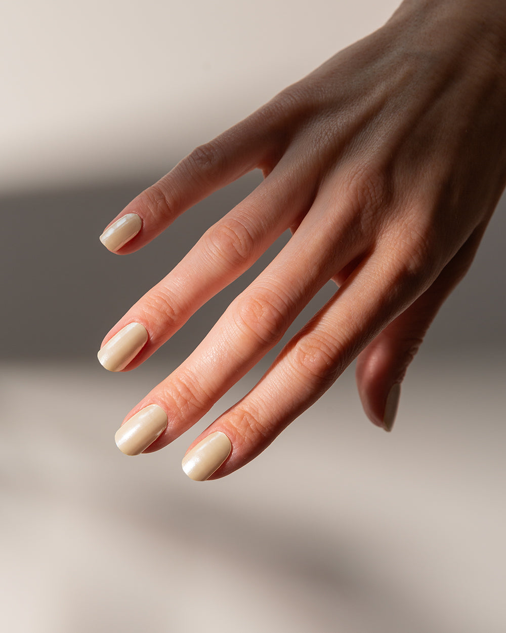 maniko-glazed-vanilla-uv-uv-gel-strips-pearl-chrome image 7