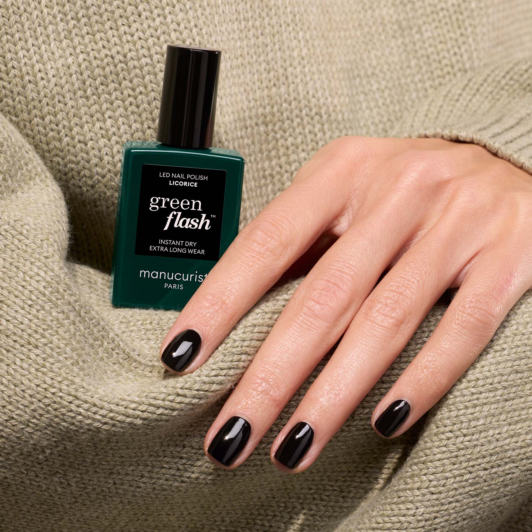 manucurist-green-flash-licorice-semi-permanenter-gel-nagellack-schwarz image 3