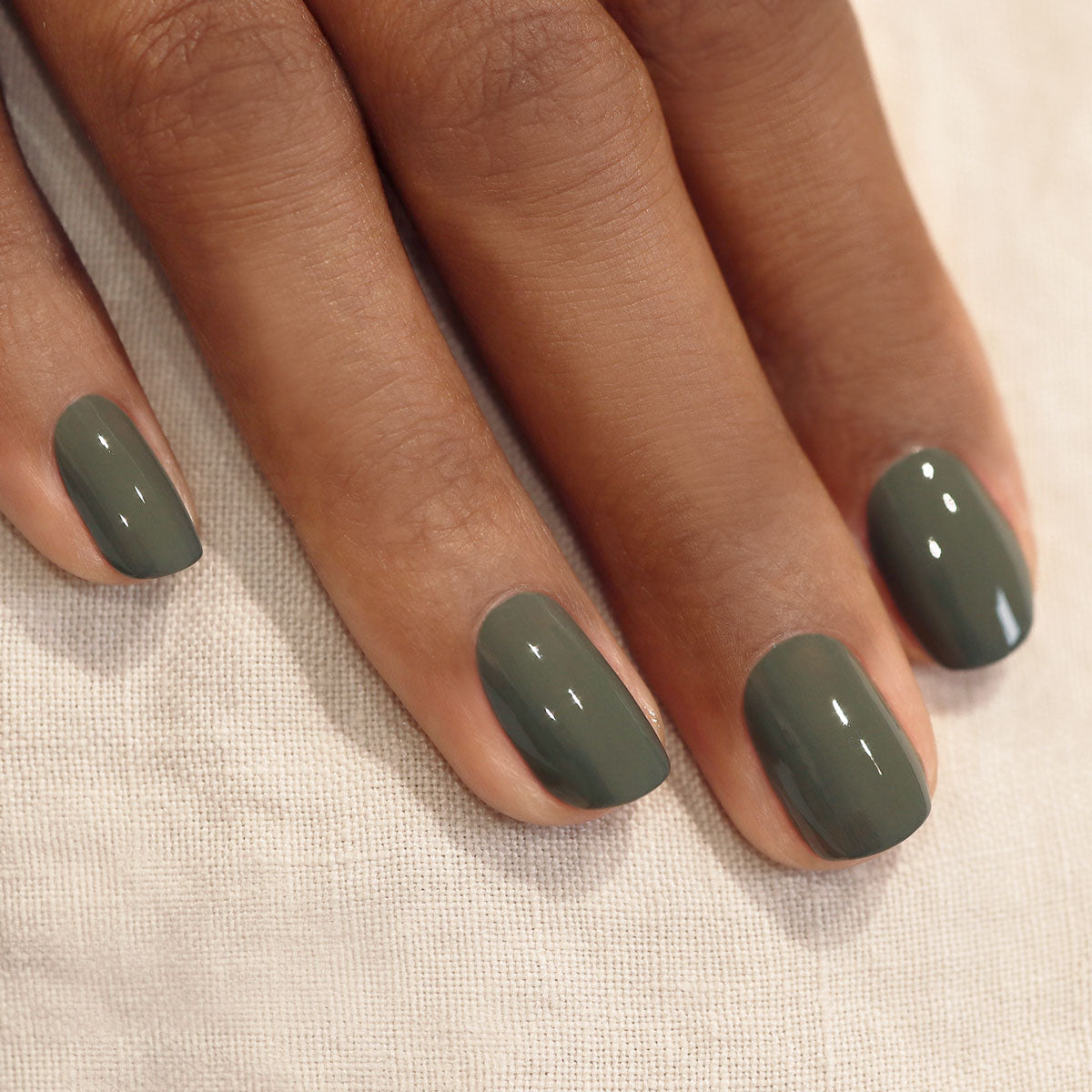 manucurist-green-khaki-klassischer-nagellack-gr-n-grau image 2