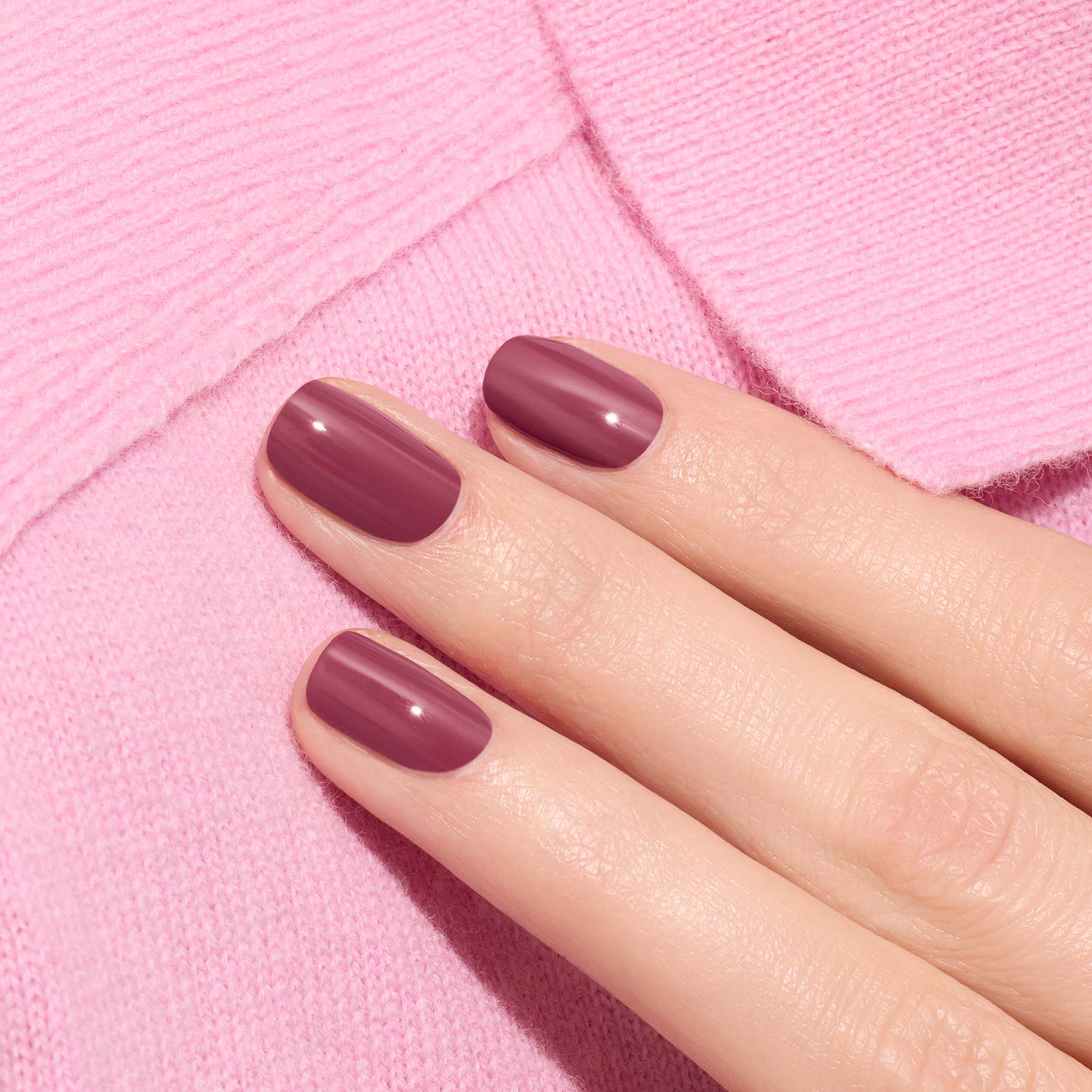 manucurist-victoria-plum-green-flash-gel-nagellack-prune image 2