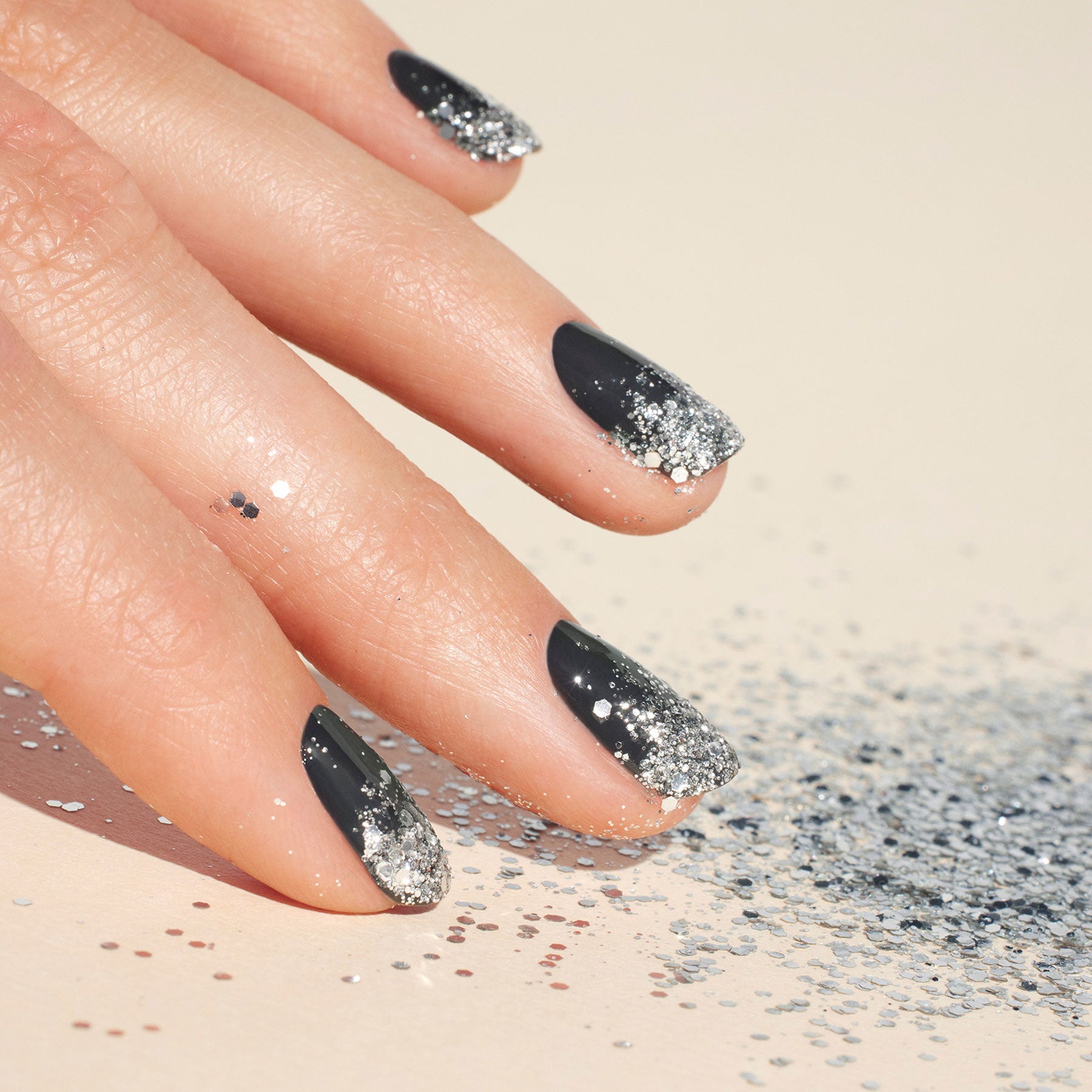 manucurist-biologisch-abbaubare-pailletten-silver-nail-art-glitzer image 3