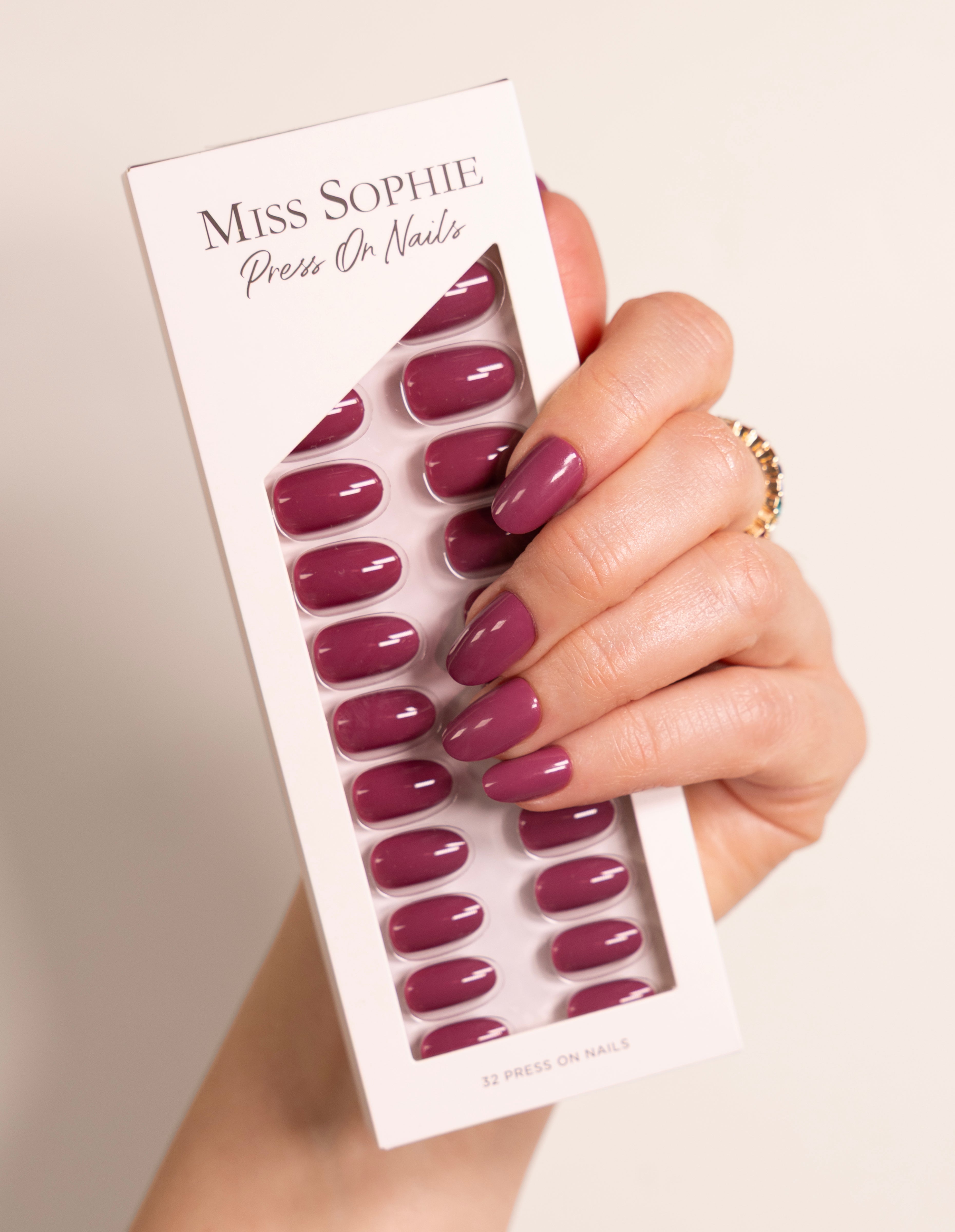 miss-sophie-rosewood-love-press-on-nails-short-round-ros-holz image 3