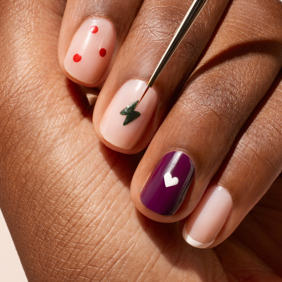 manucurist-pinsel-mit-feiner-spitze-nail-art image 3