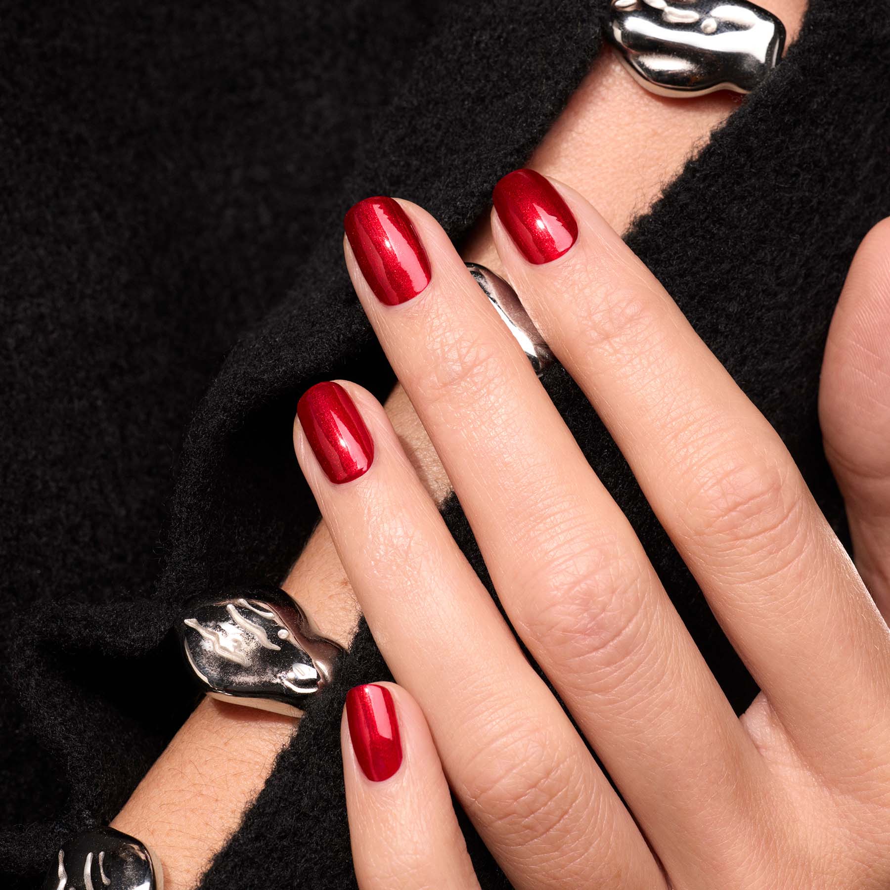 manucurist-green-red-hibiscus-nagellack-schimmerrot image 3