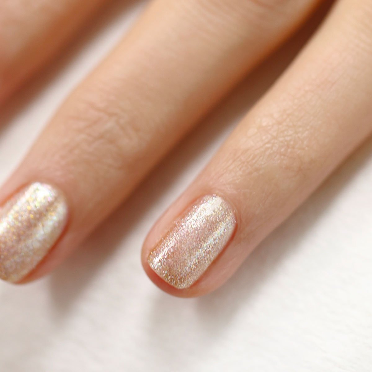 manucurist-green-flash-gold-glitter-gel-nagellack image 2