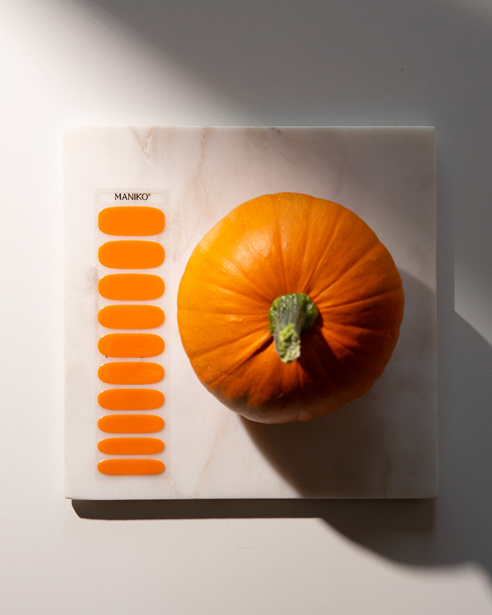 maniko-pumpkin-uv-gel-strips-warmes-orange-herbst image 7