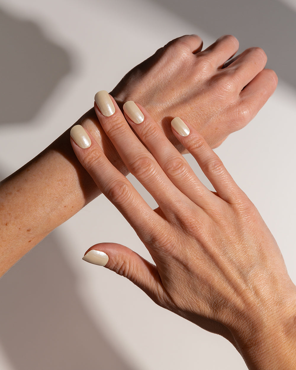 maniko-glazed-vanilla-uv-uv-gel-strips-pearl-chrome image 5