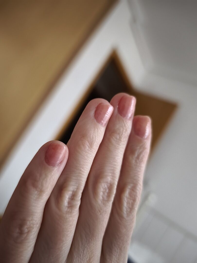 Natürliche Nägel, die glänzen