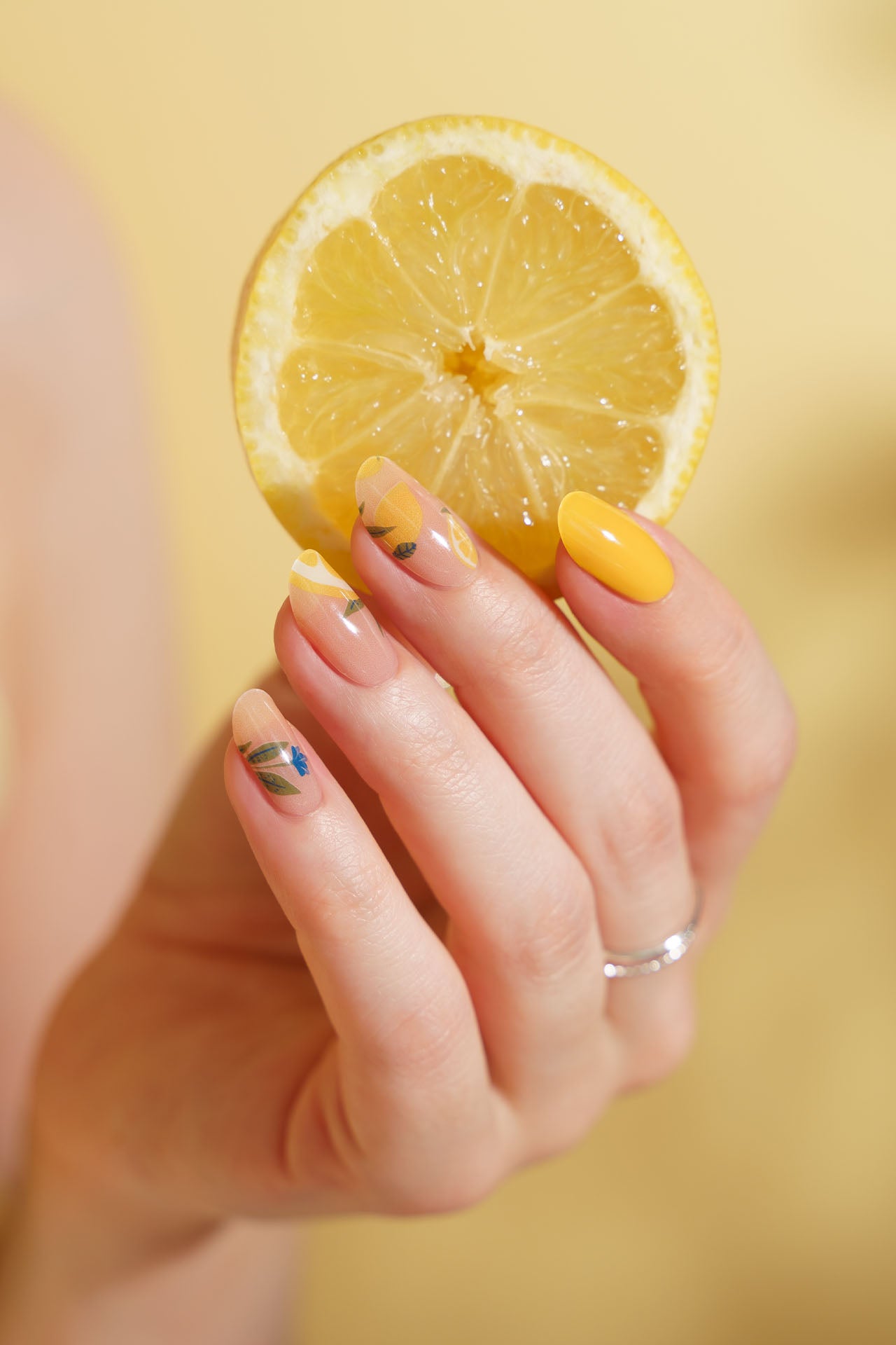 maniko-citrus-splash-uv-uv-gel-strips-zitrone image 3