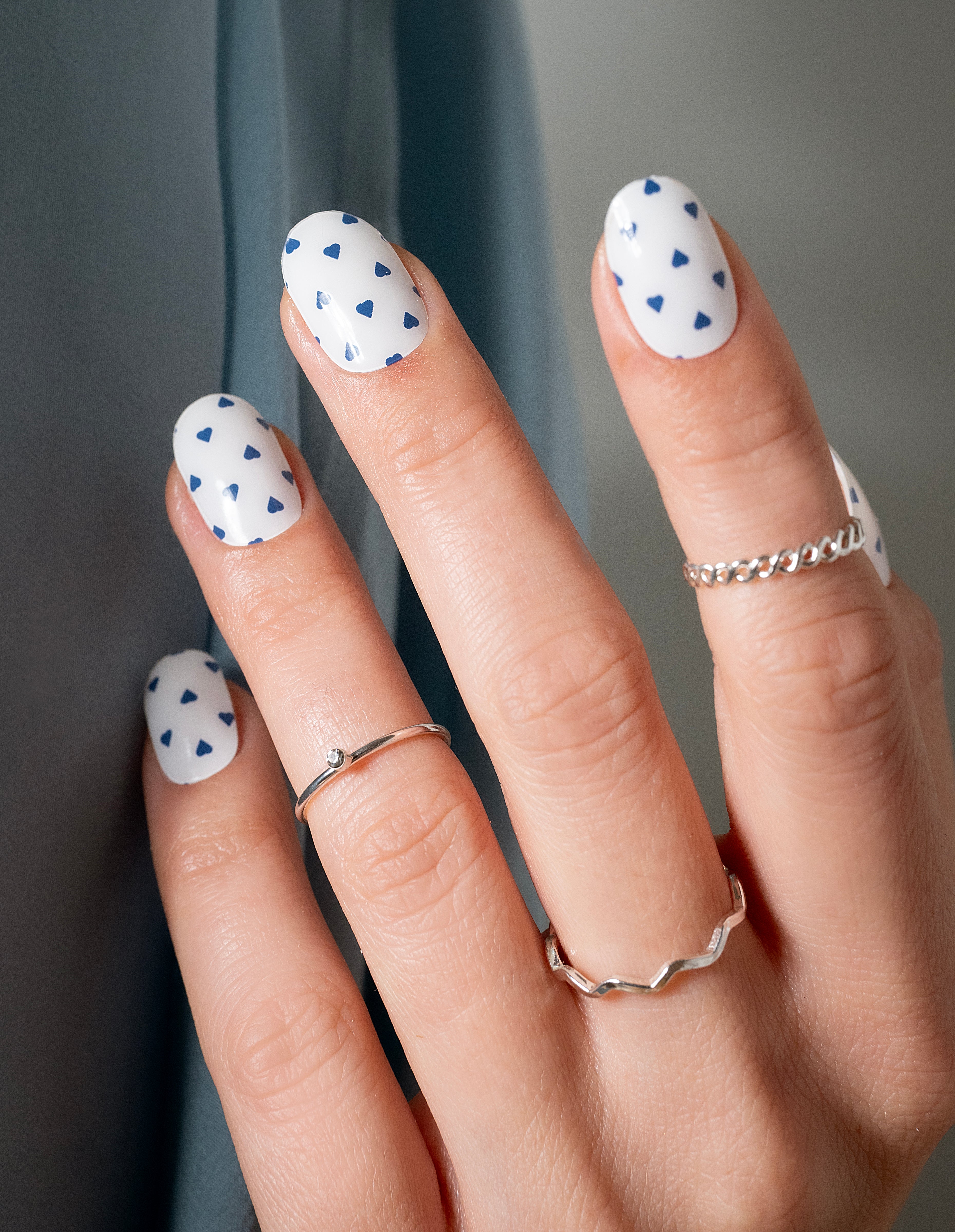 miss-sophie-tiny-hearts-nagelfolien-weiss-mit-navy-mini-herzen image 3