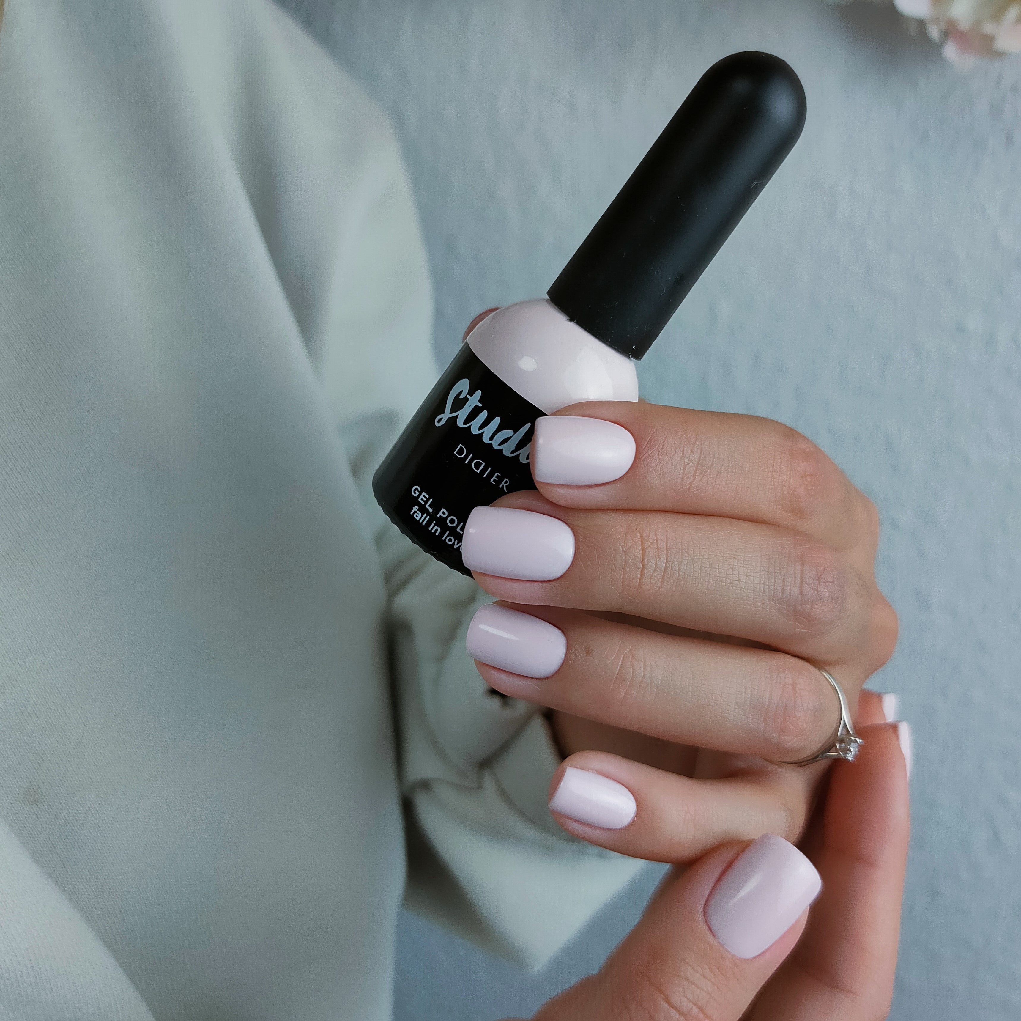 didier-lab-studios-didier-uv-nagellack-fall-in-love-8-ml-hellrosa image 4