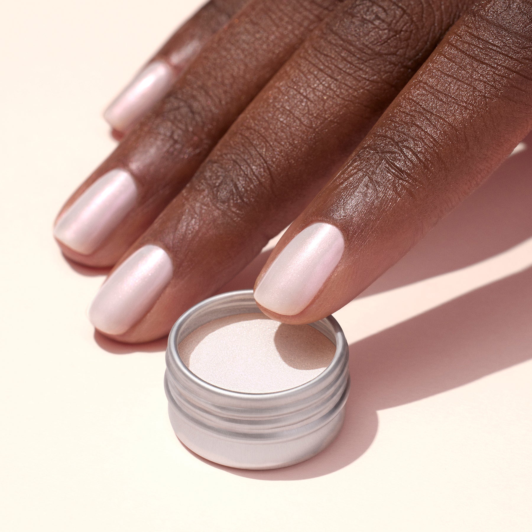 manucurist-pink-glazed-effect-puder-perlmutt-nail-art-topping image 2