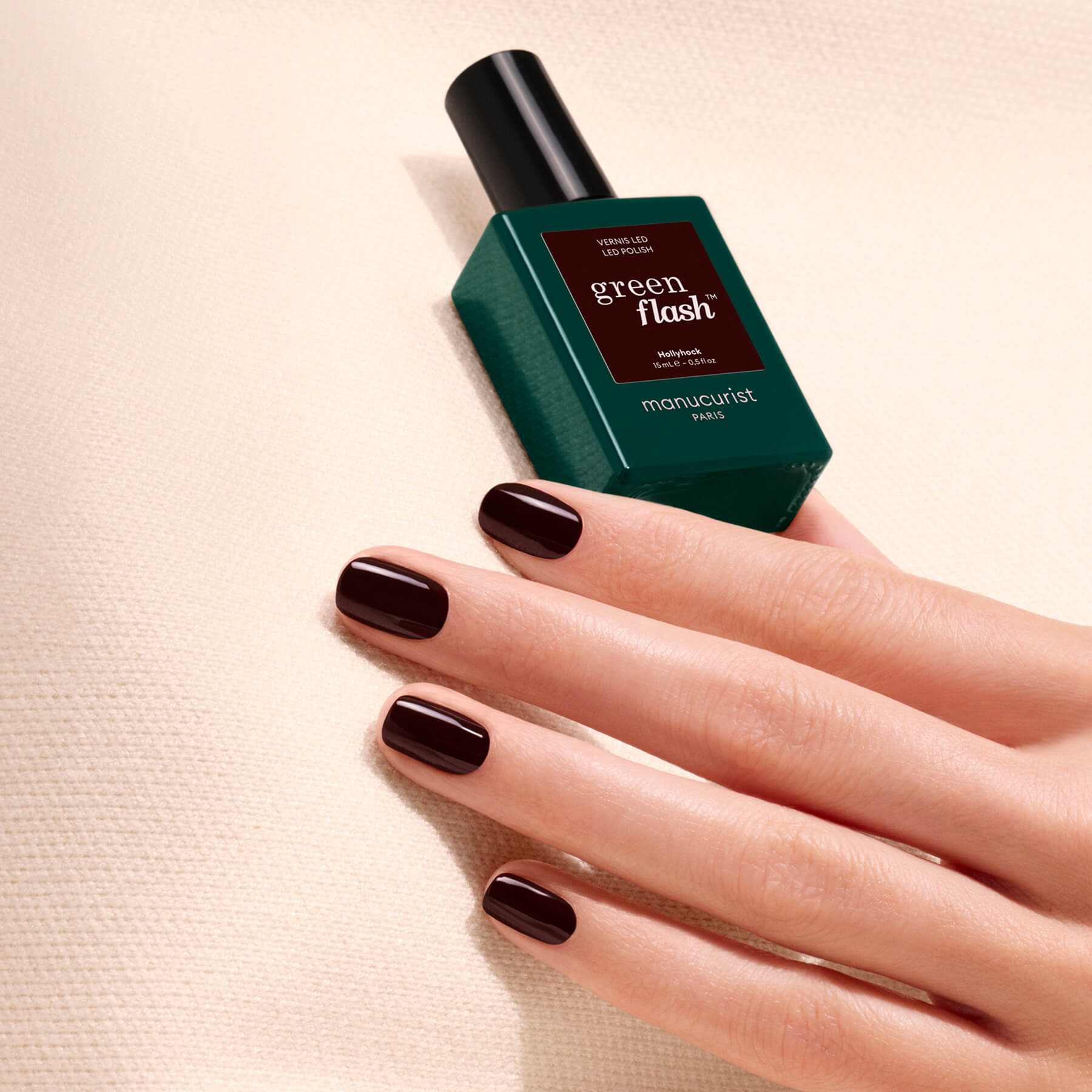 manucurist-green-flash-hollyhock-semi-permanenter-nagellack-schwarzrot image 4