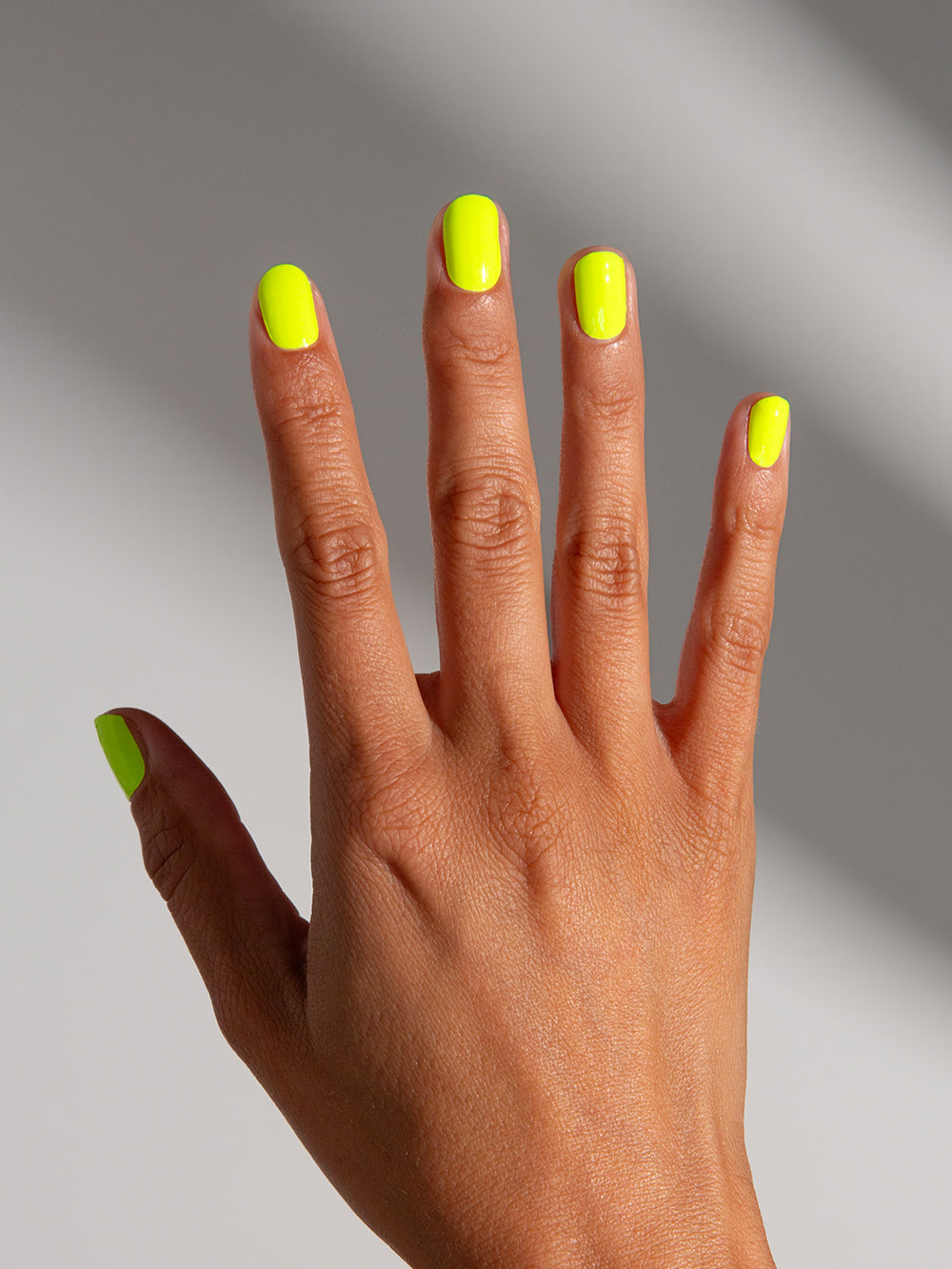 maniko-neon-yellow-uv-gel-strips-neon-gelb image 2