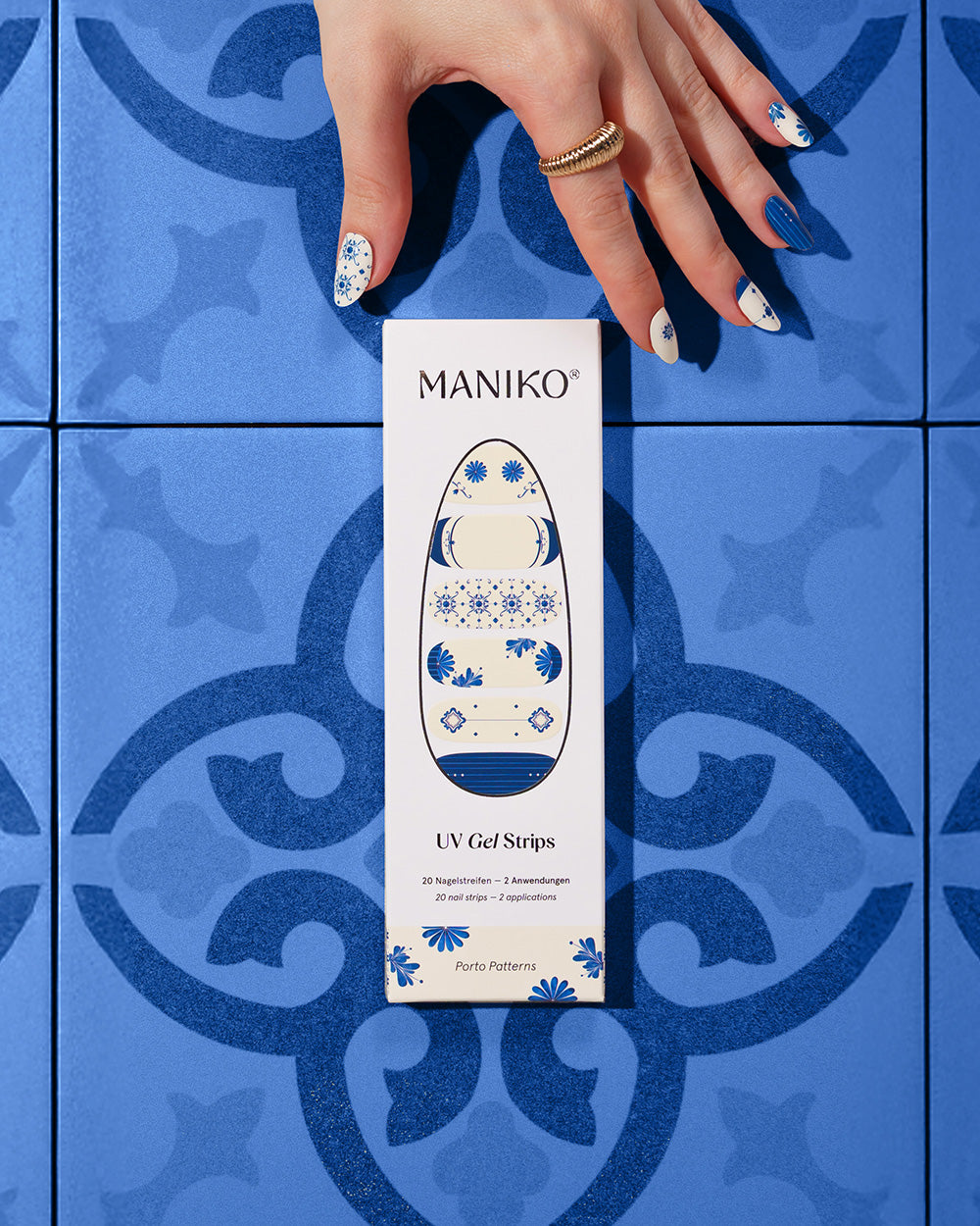 maniko-porto-patterns-uv-gel-strips-blaues-fliesen-muster image 5
