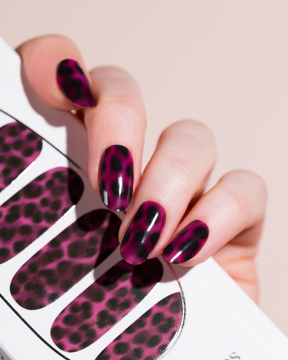 maniko-pink-leo-uv-gel-strips-leo-in-pink-beere image 2