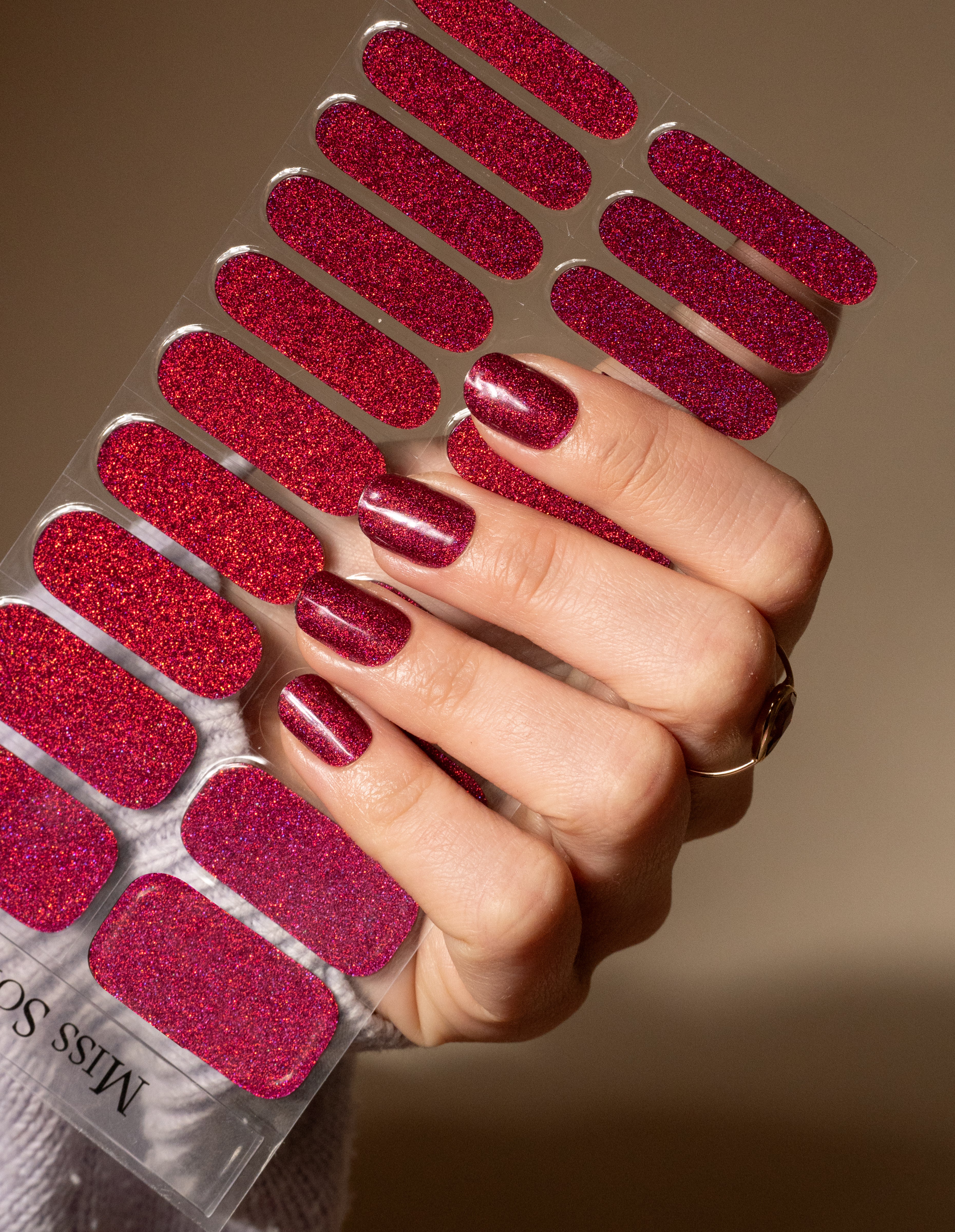 miss-sophie-red-beryl-uv-gel-wraps-intensivrot-mit-glitzer image 4