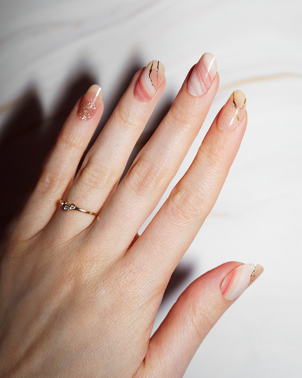maniko-marble-whispers-uv-uv-gel-strips-marmor-gold-beige image 2