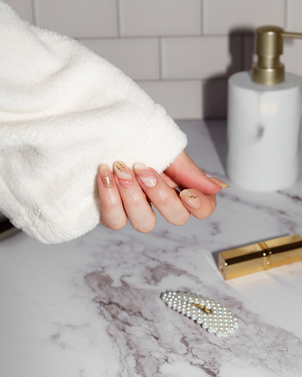 maniko-marble-whispers-uv-uv-gel-strips-marmor-gold-beige image 4
