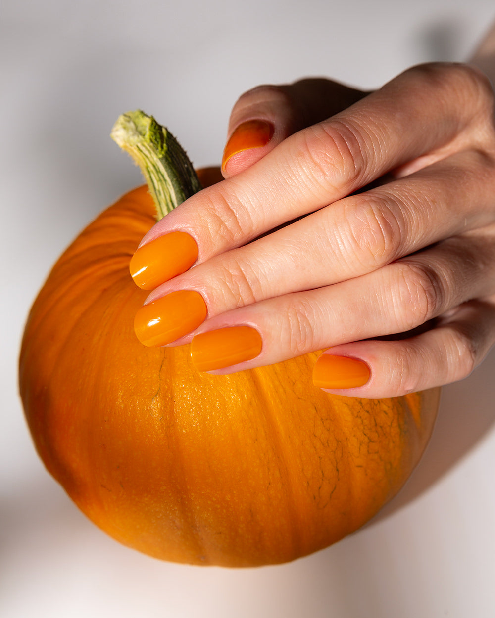 maniko-pumpkin-uv-gel-strips-warmes-orange-herbst image 6