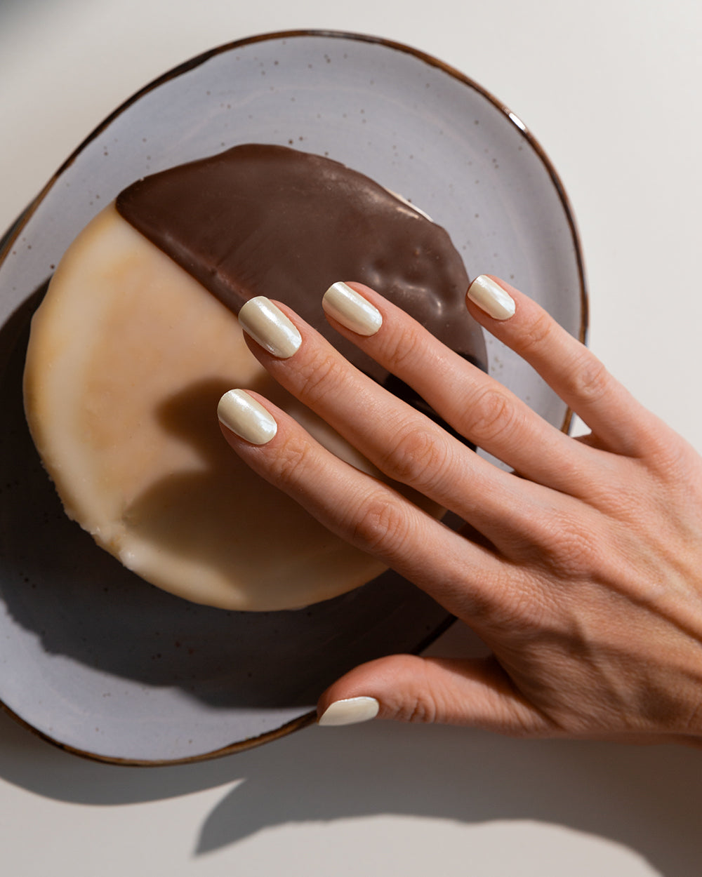maniko-glazed-vanilla-uv-uv-gel-strips-pearl-chrome image 8