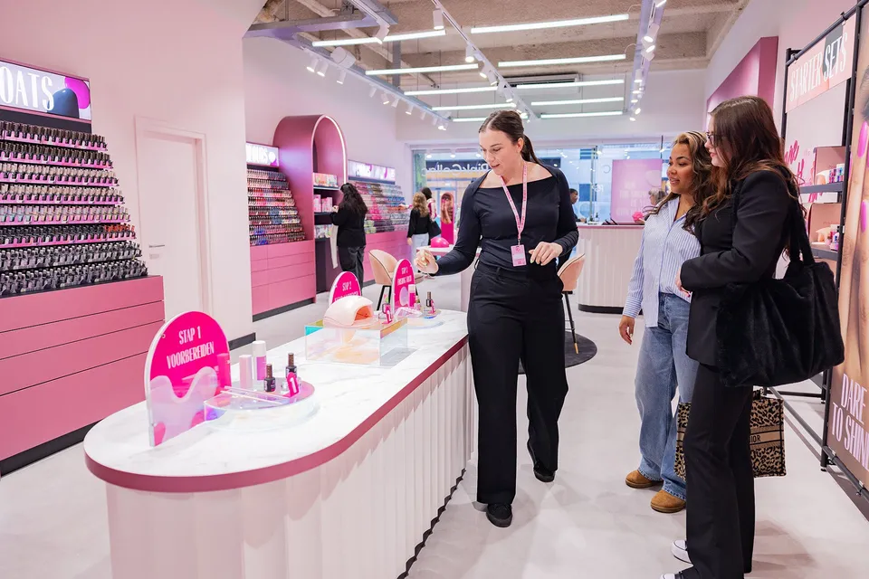 pink-gellac-get-your-nails-done-rotterdam-manik-re image 1