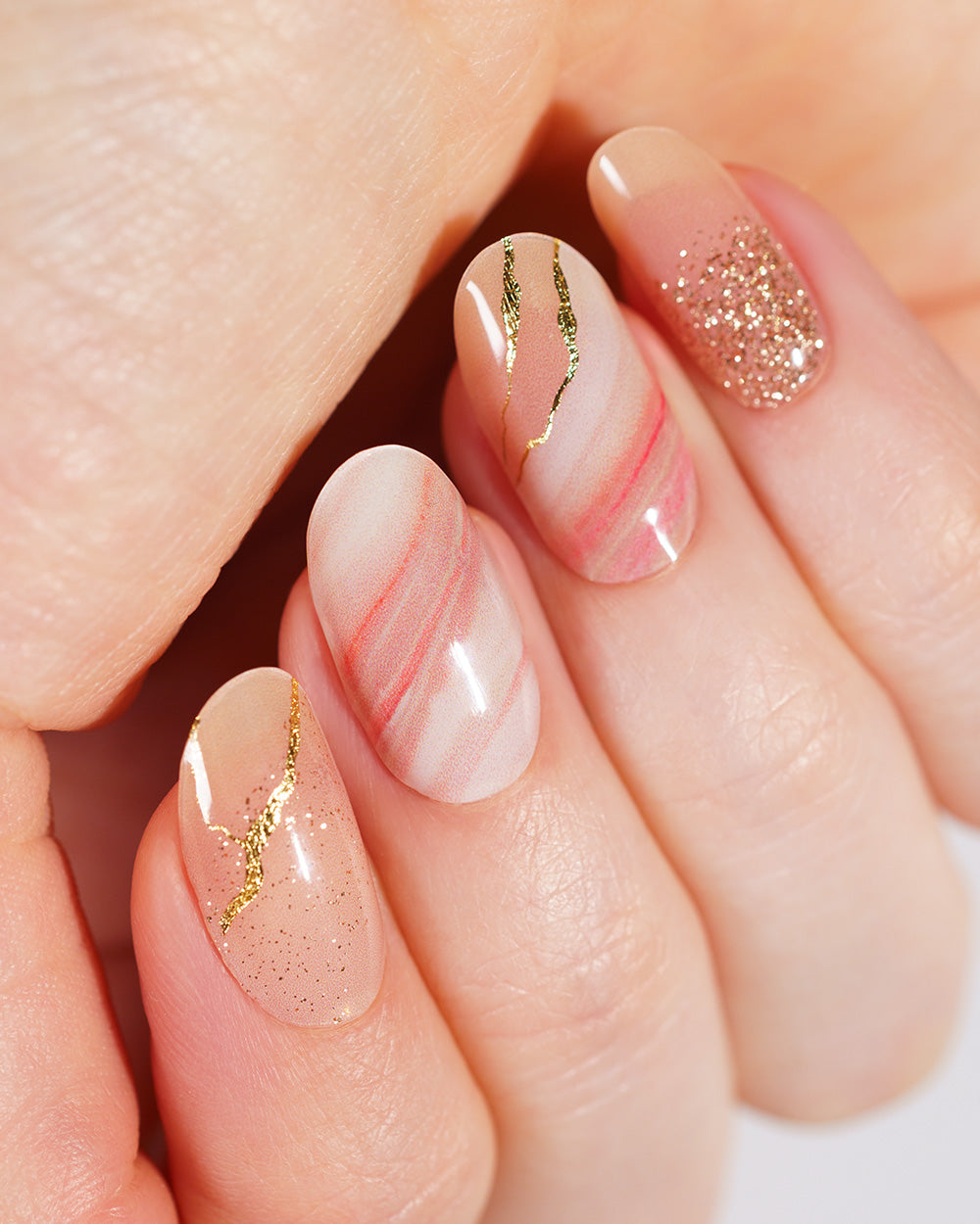 maniko-marble-whispers-uv-uv-gel-strips-marmor-gold-beige image 3