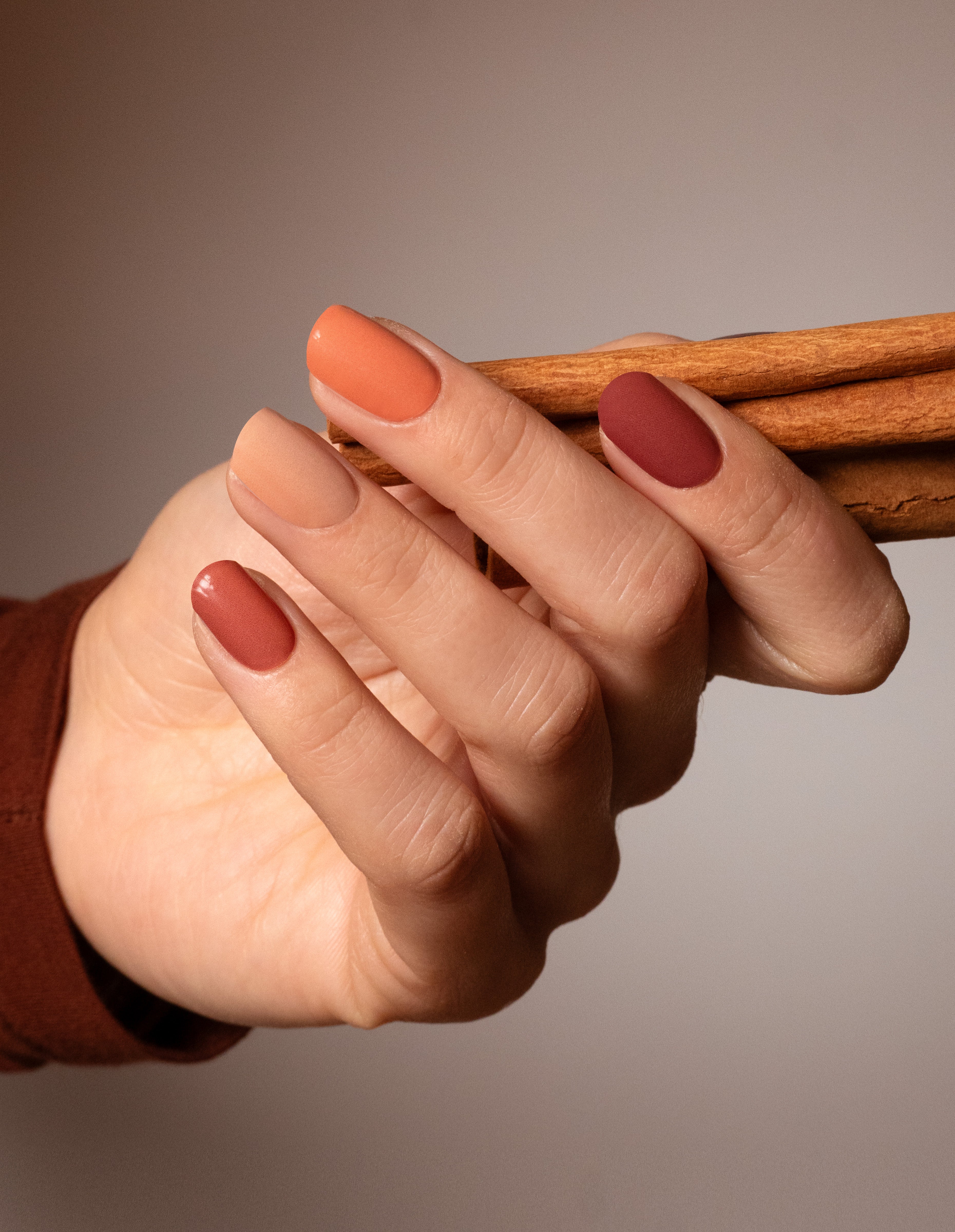 miss-sophie-cinnamon-twirl-nagelfolien-herbst-farbverlauf image 4