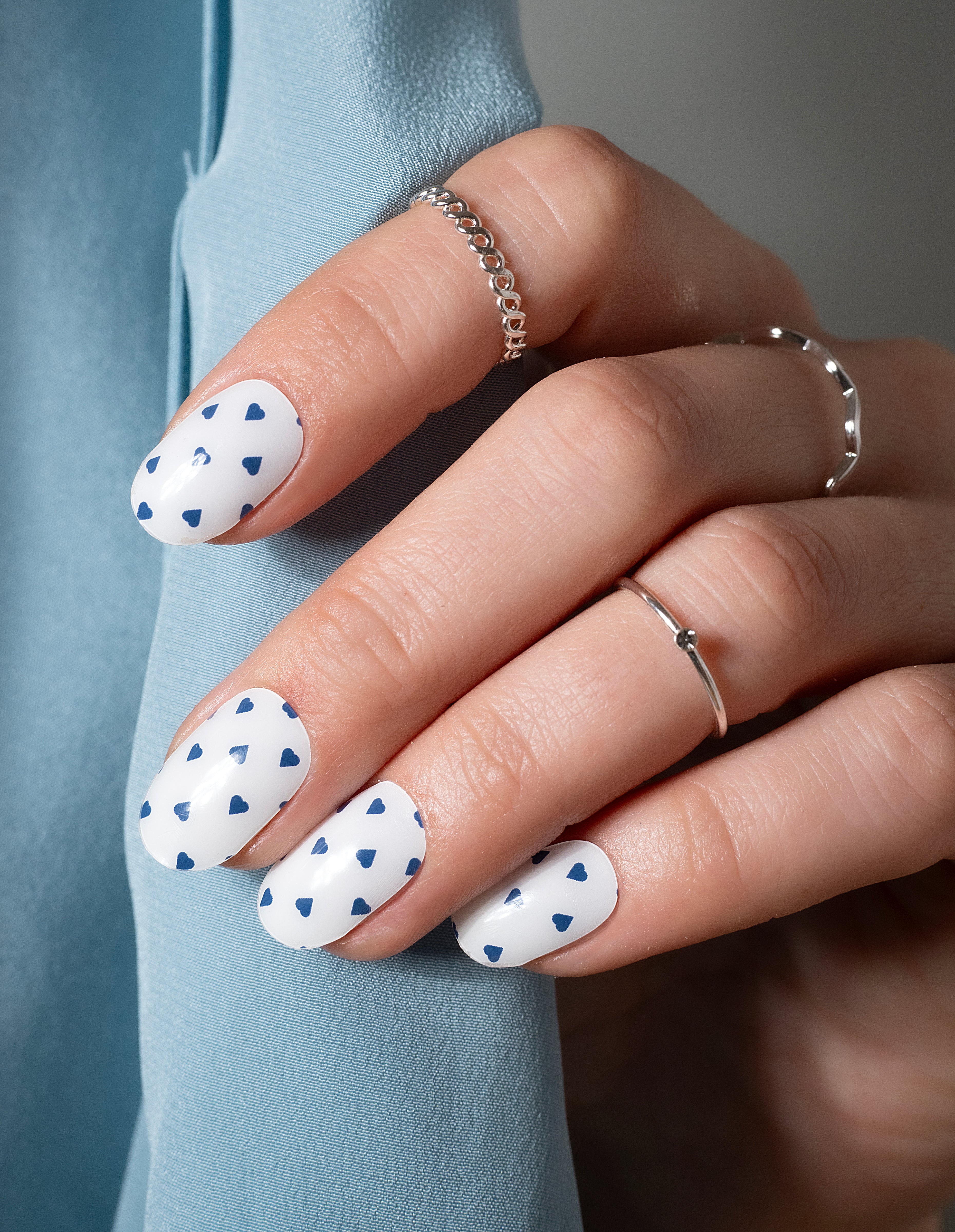 miss-sophie-tiny-hearts-nagelfolien-weiss-mit-navy-mini-herzen image 2