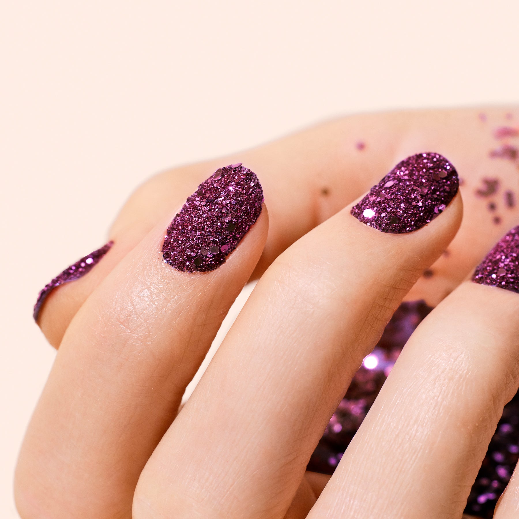 manucurist-biologisch-abbaubare-pailletten-bordeaux-nagelglitzer image 2