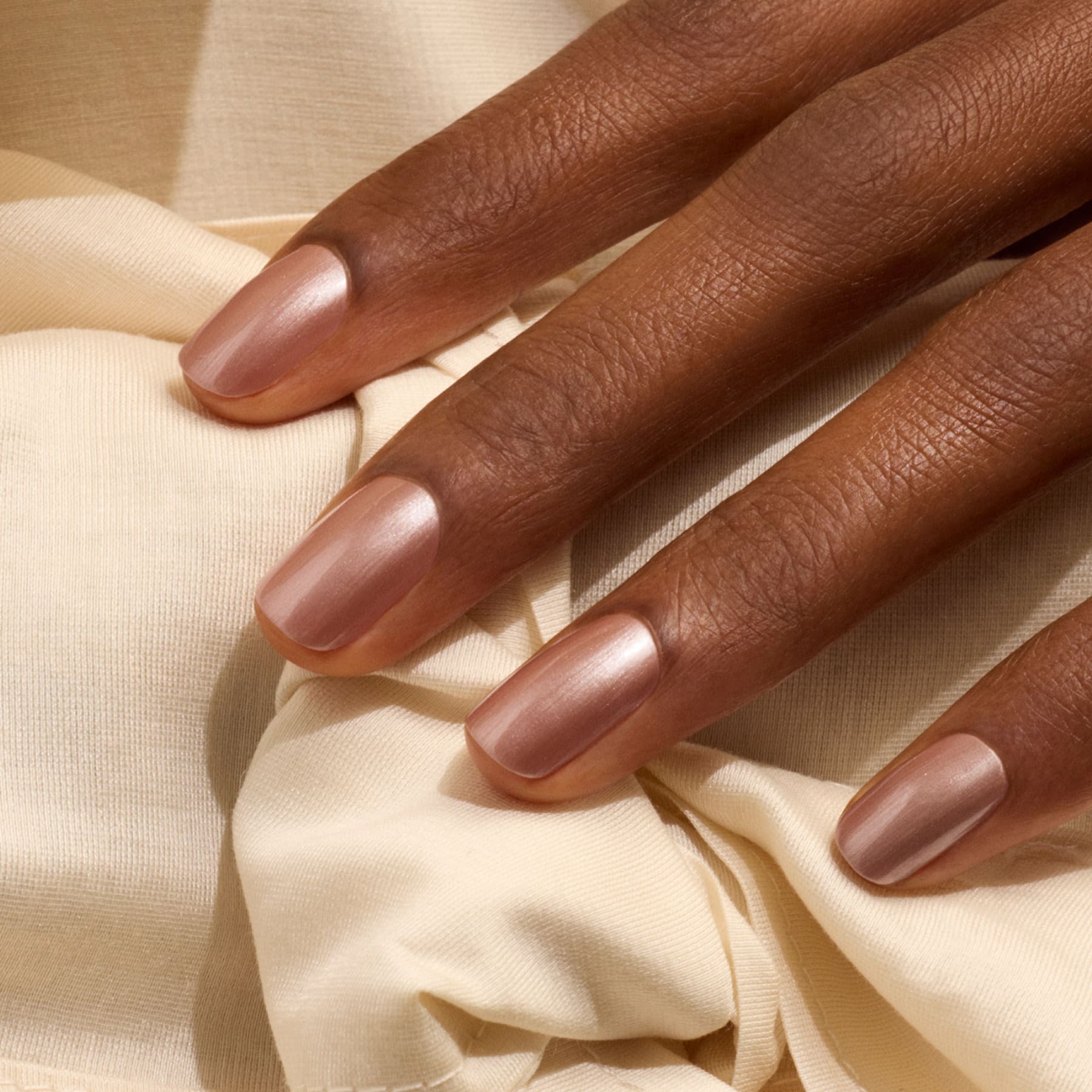 manucurist-green-flash-sandstone-halbpermanenter-nagellack-helles-perlmutt-braun image 2