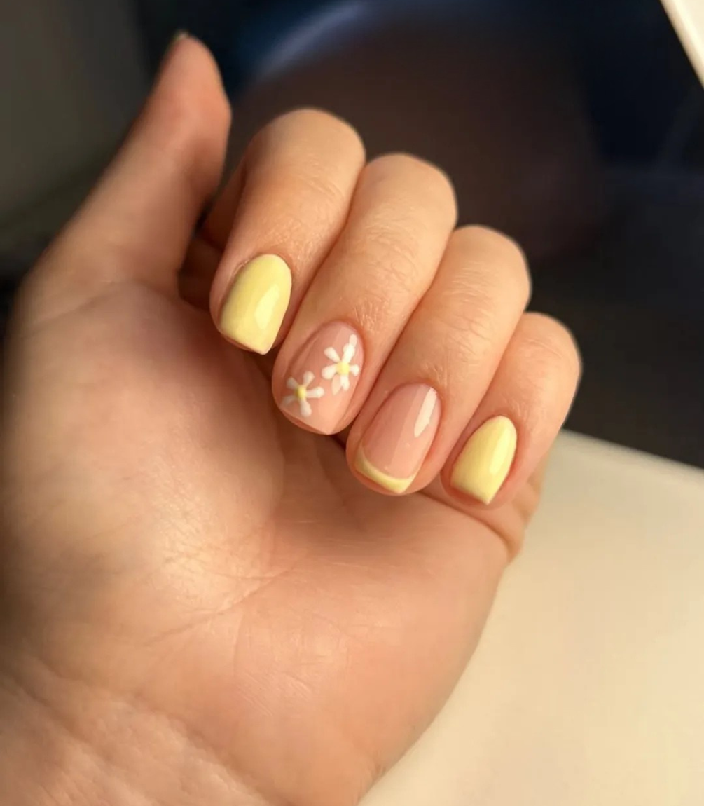 pink-gellac-445-butter-yellow-gel-nagellack-creme-finish image 3