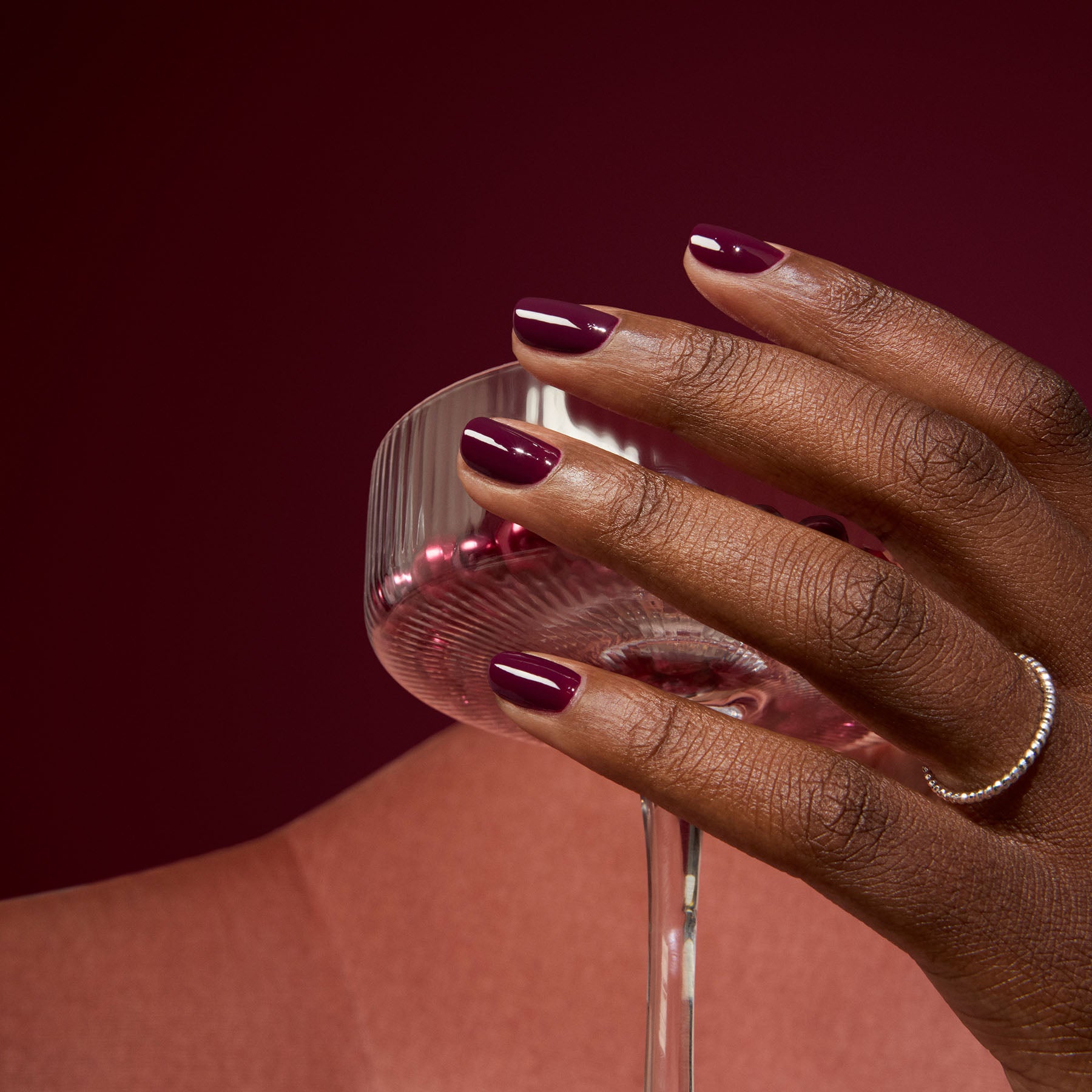 manucurist-green-nagellack-prune-bordeauxrot-weintrester image 2