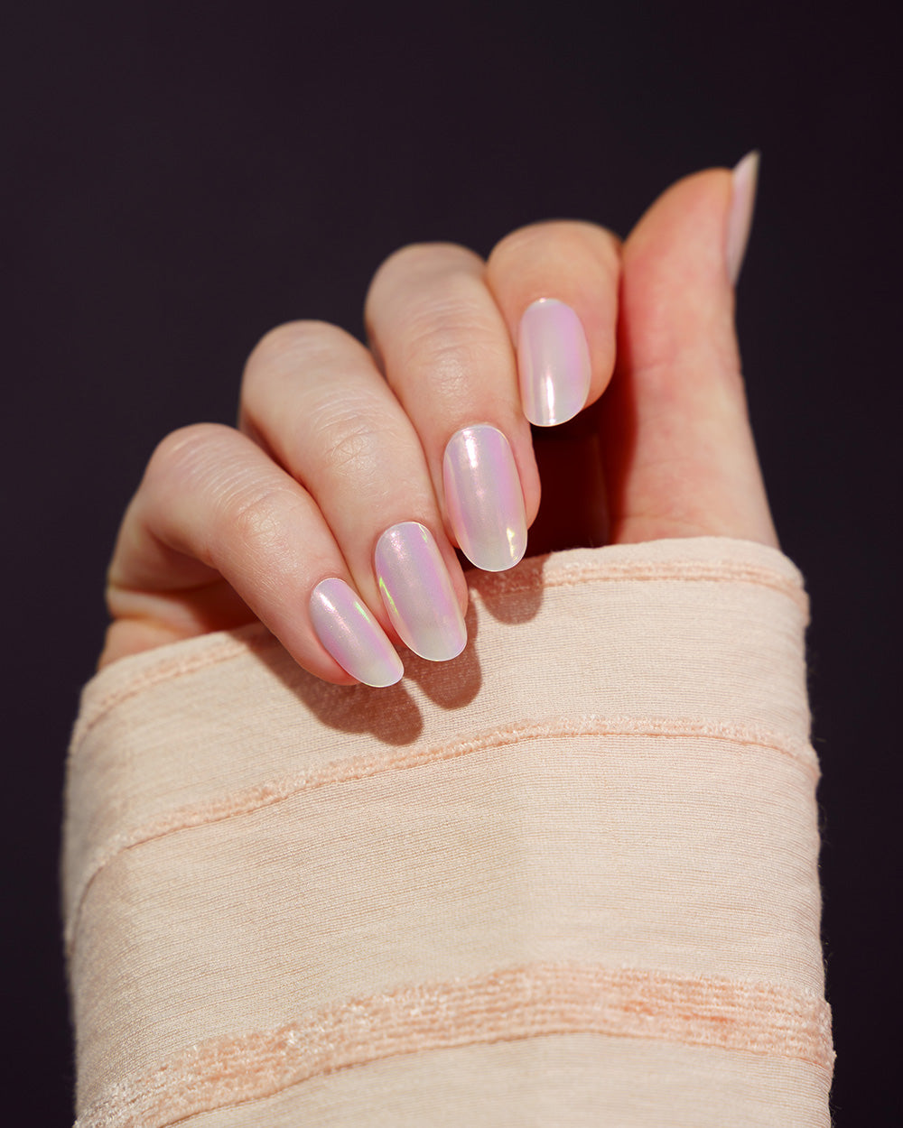 maniko-mermaid-skin-uv-gel-strips-kupfer-ros-schimmer image 3