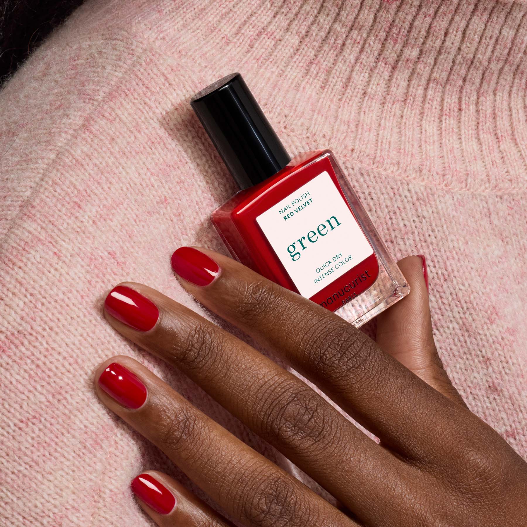 manucurist-green-nagellack-red-velvet-samtrot image 4