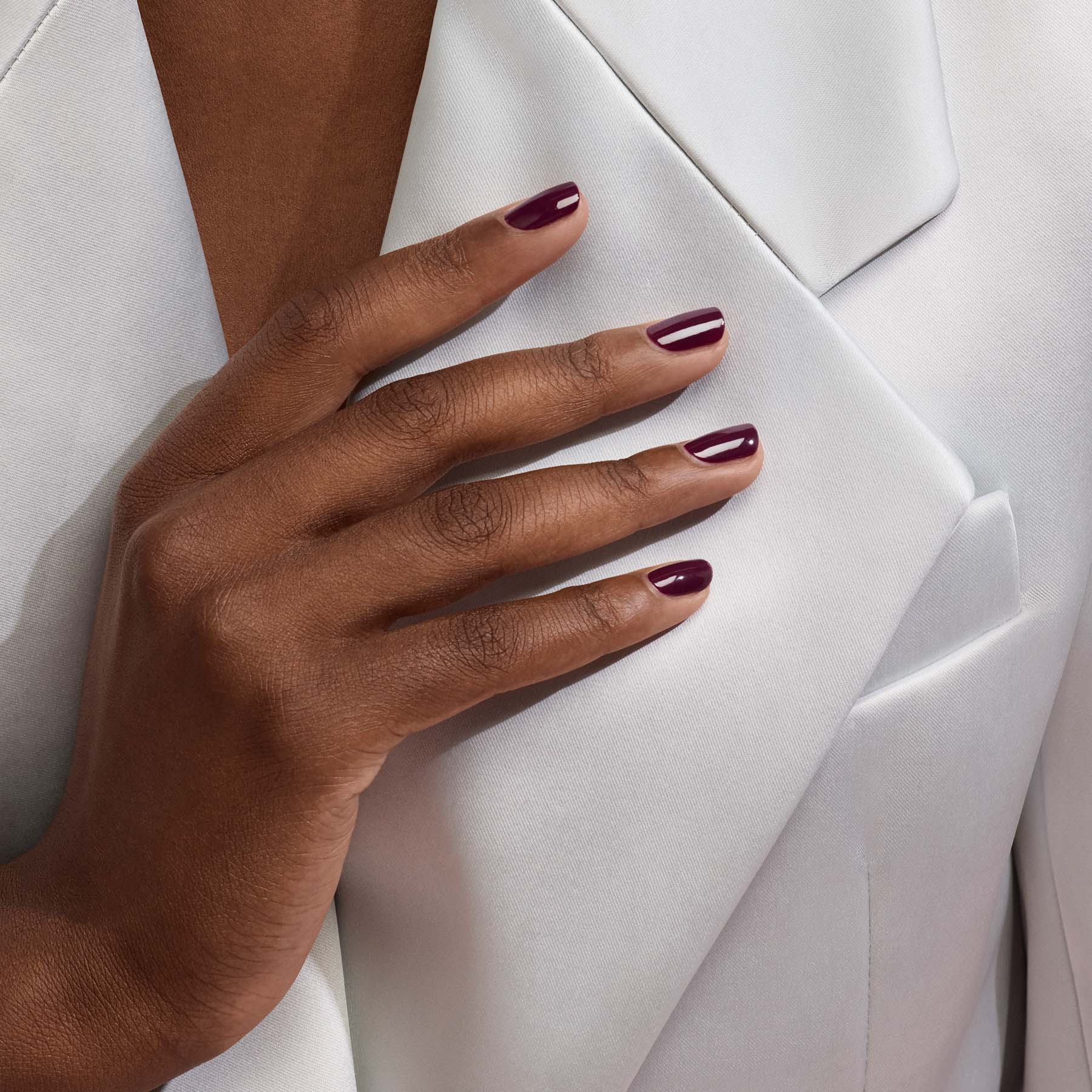 manucurist-green-flash-prune-semi-permanenter-nagellack-bordeaux-weinrot image 3