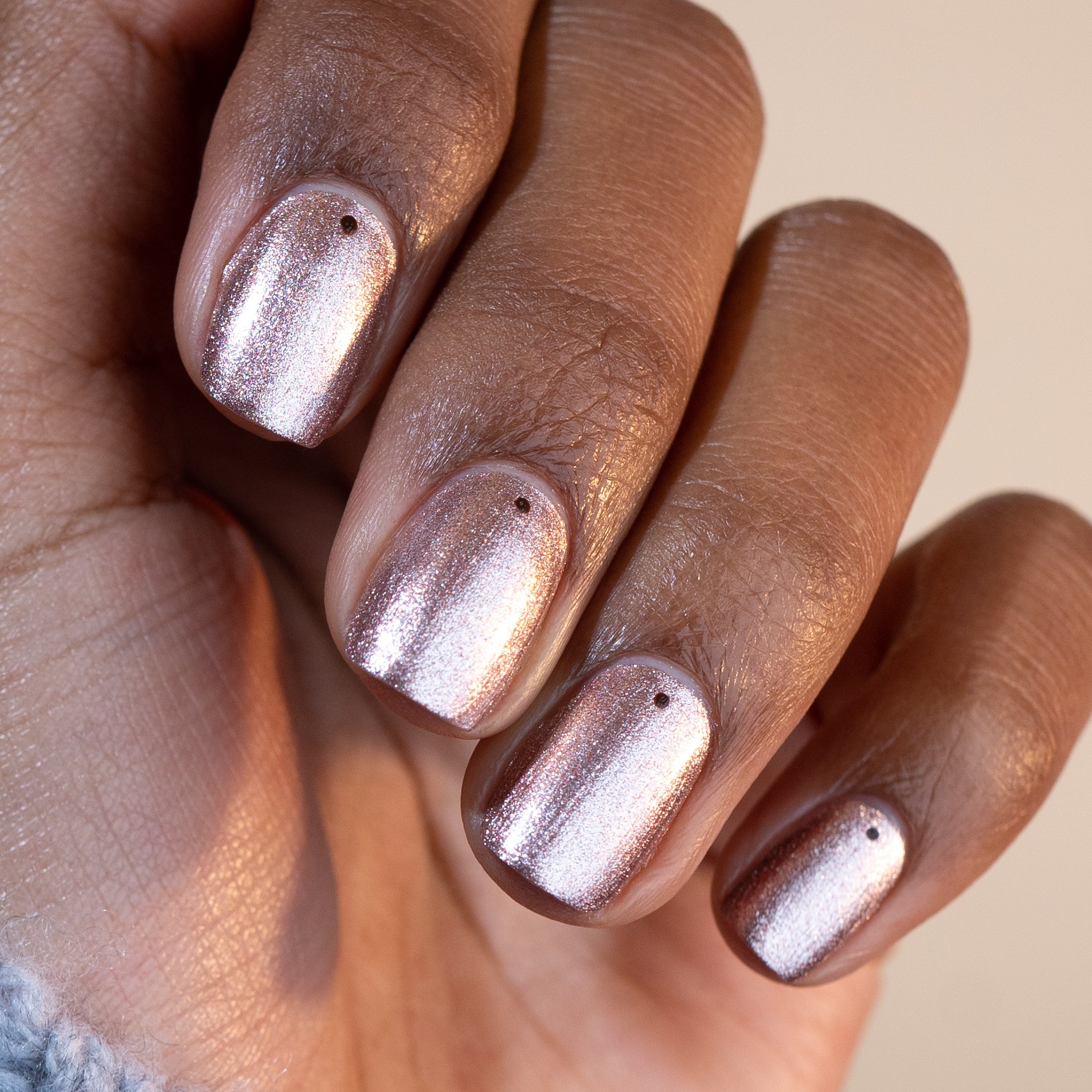 manucurist-green-flash-cosmic-rose-gel-nagellack-champagner-rosa-schimmer image 2