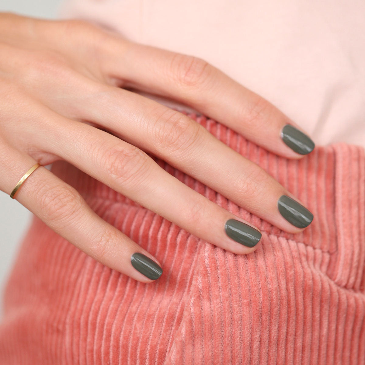manucurist-green-khaki-klassischer-nagellack-gr-n-grau image 3