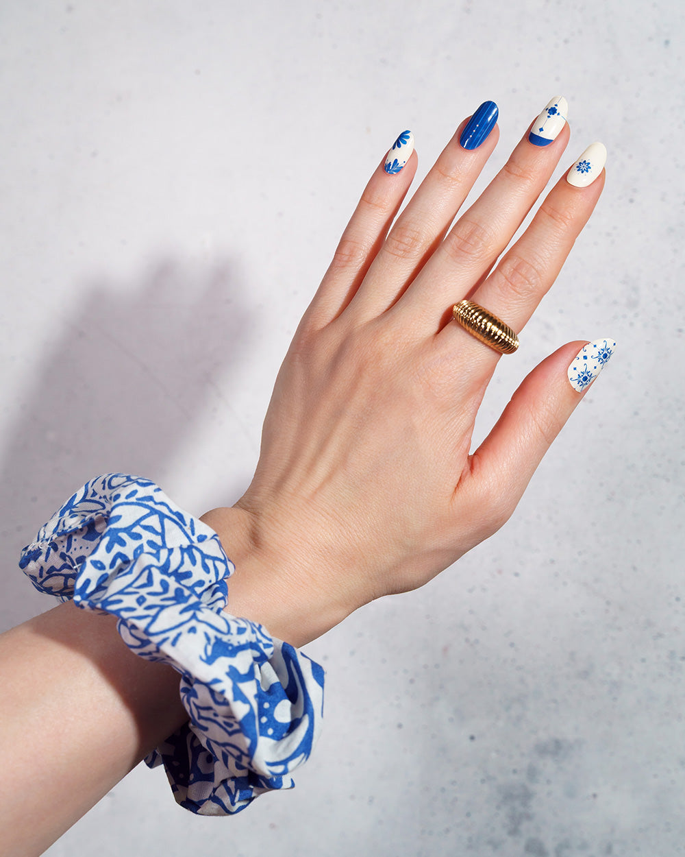 maniko-porto-patterns-uv-gel-strips-blaues-fliesen-muster image 3