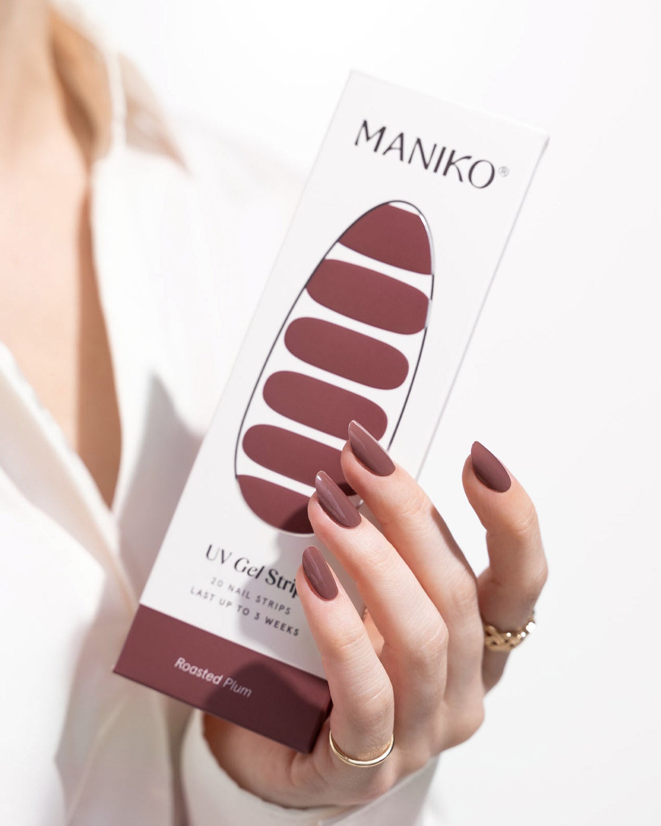 maniko-roasted-plum-uv-uv-gel-strips-in-dunkelbraun-pflaume image 4
