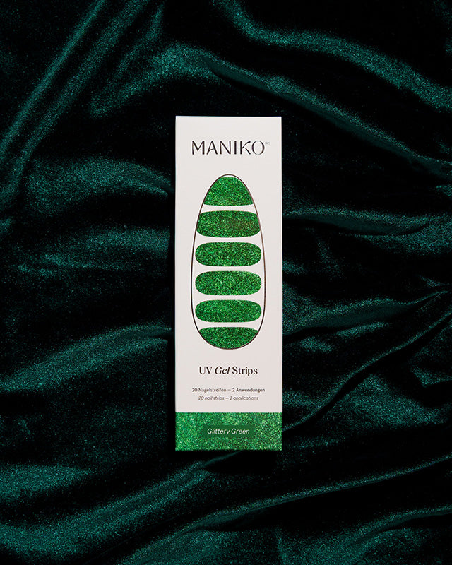 maniko-glittery-green-uv-gel-strips-tannengr-n-glitzer image 4