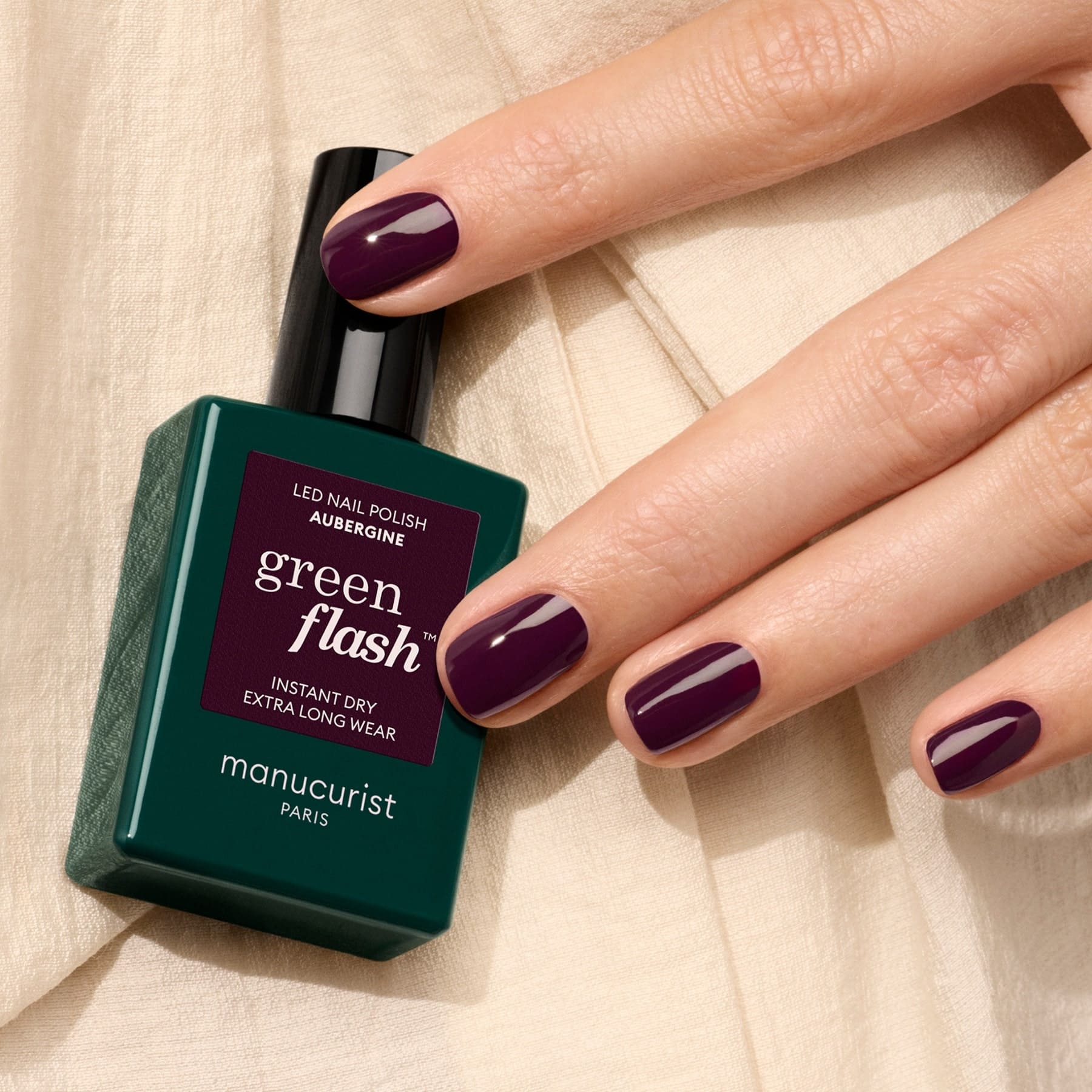 manucurist-aubergine-green-flash-gel-nagellack-dunkelviolett image 4