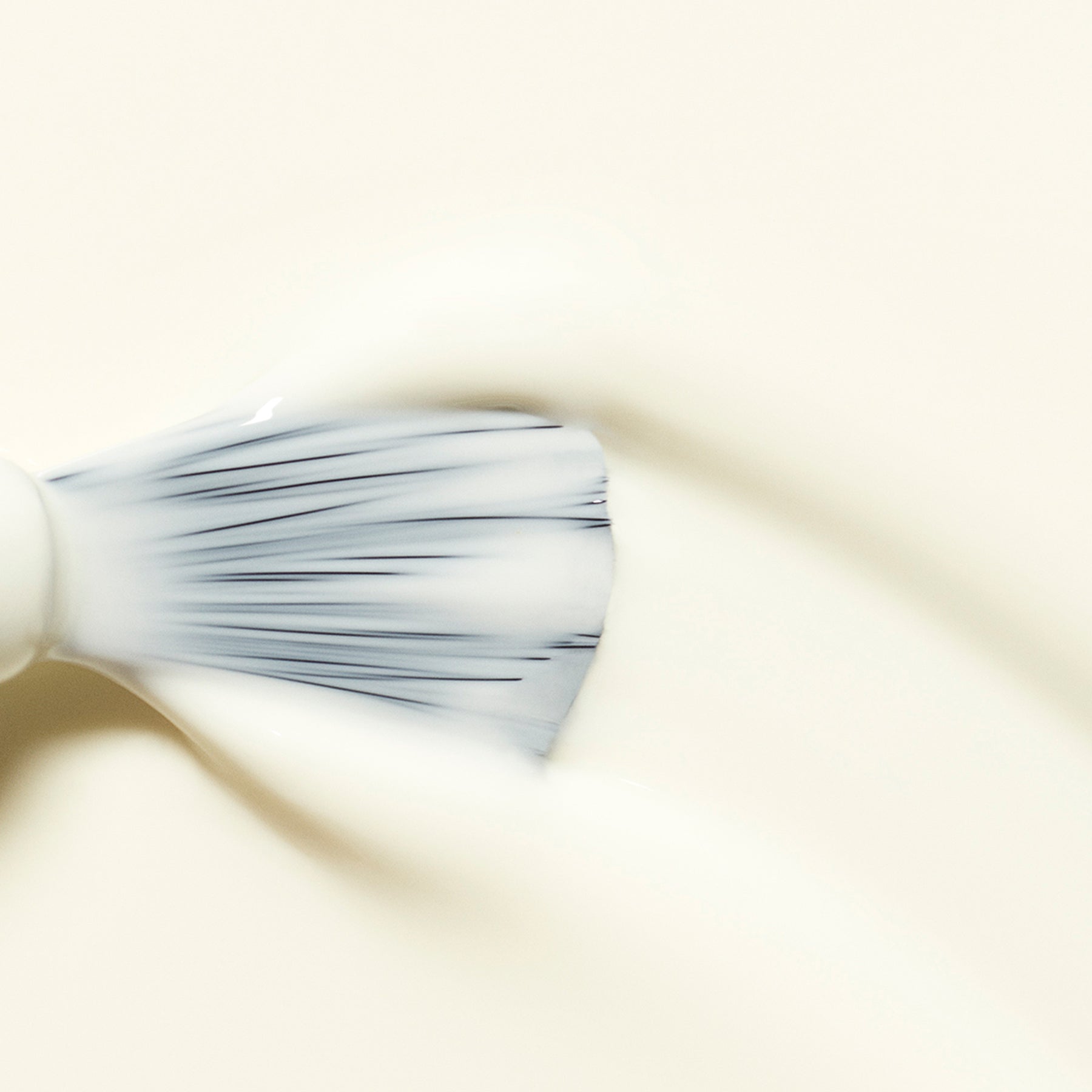 manucurist-green-flash-porcelaine-semipermanenter-gel-lack-off-white image 4