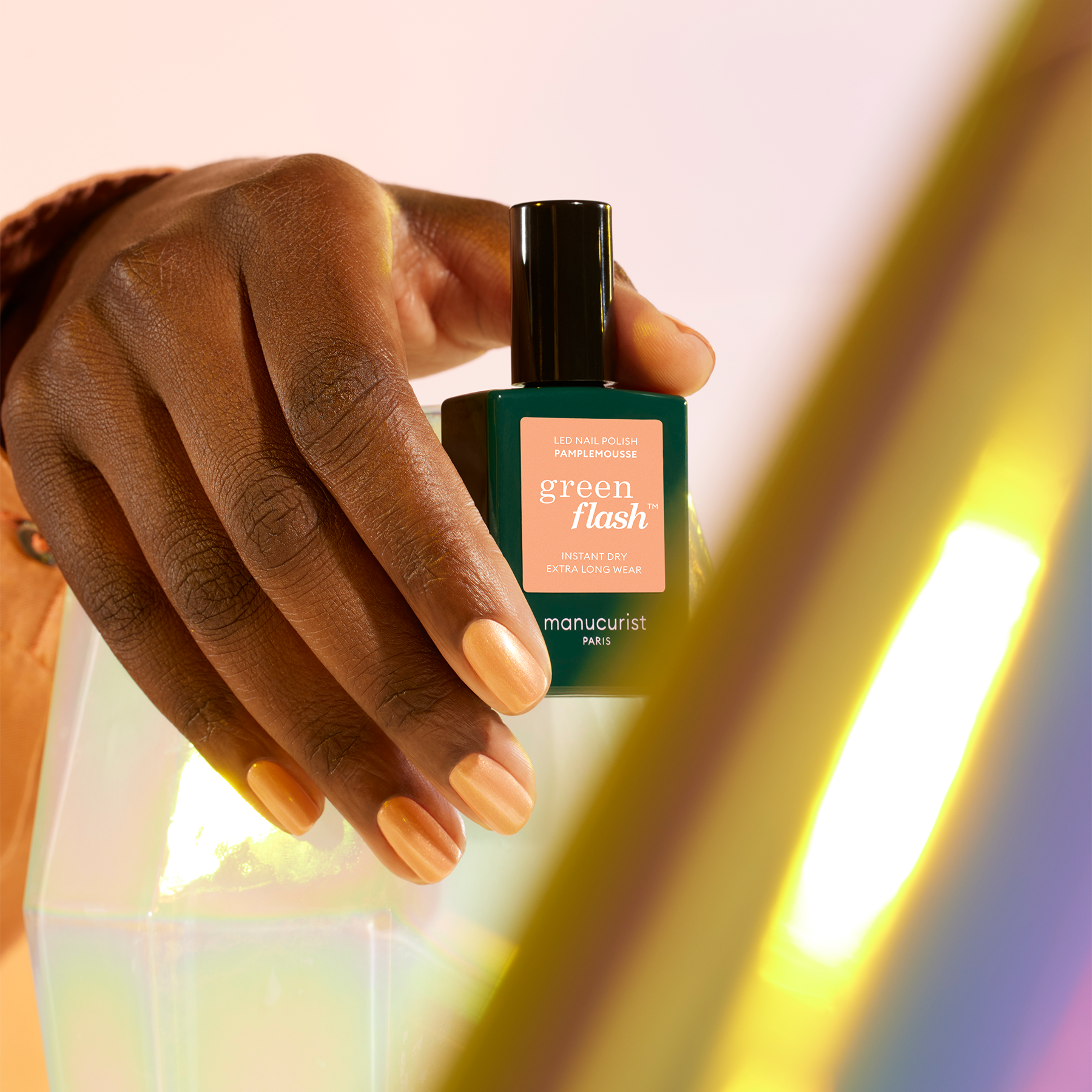 manucurist-green-flash-pamplemousse-gel-nagellack-perlmutt-orange image 2