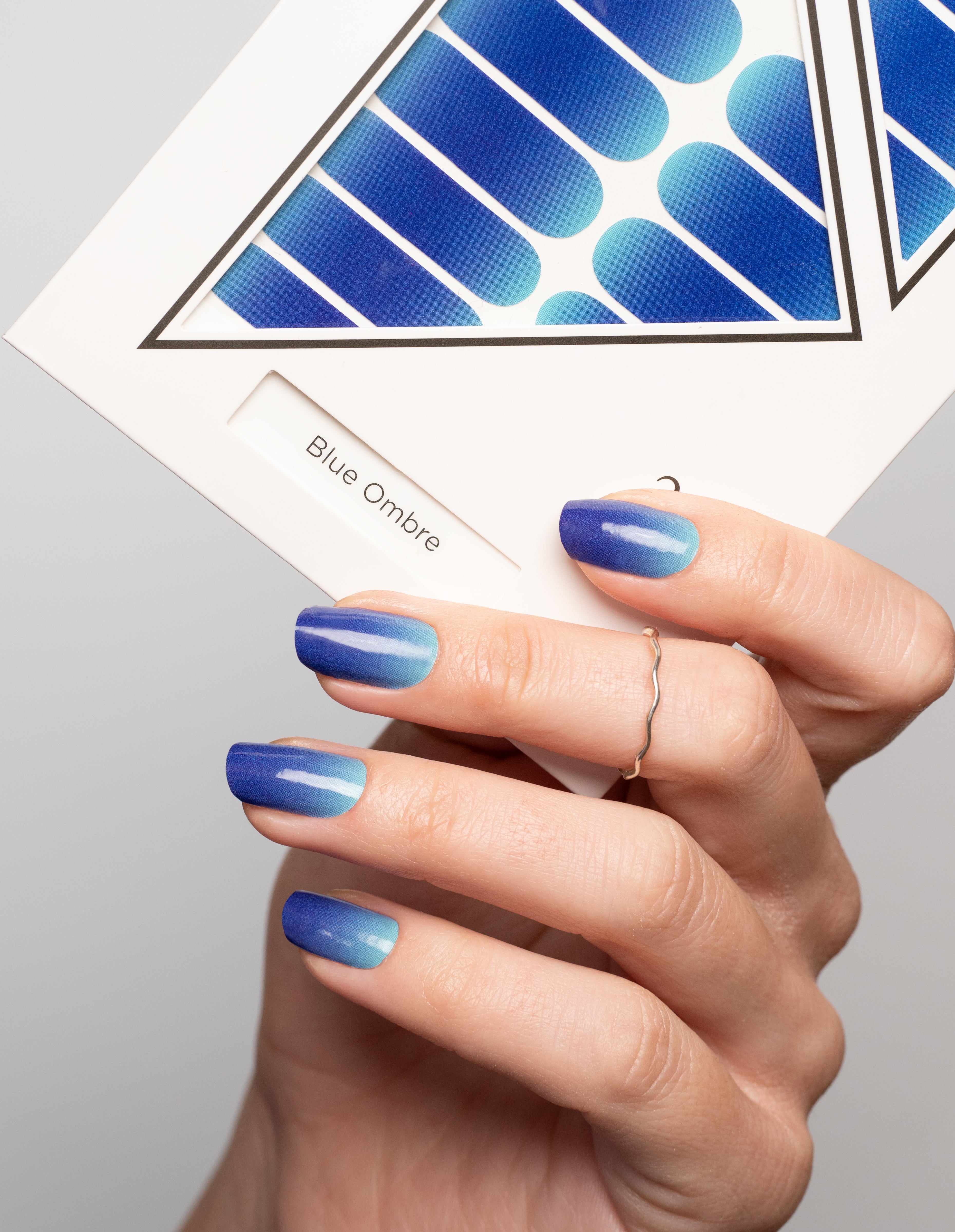 miss-sophie-blue-ombre-nail-wraps-farbverlauf-blau image 4
